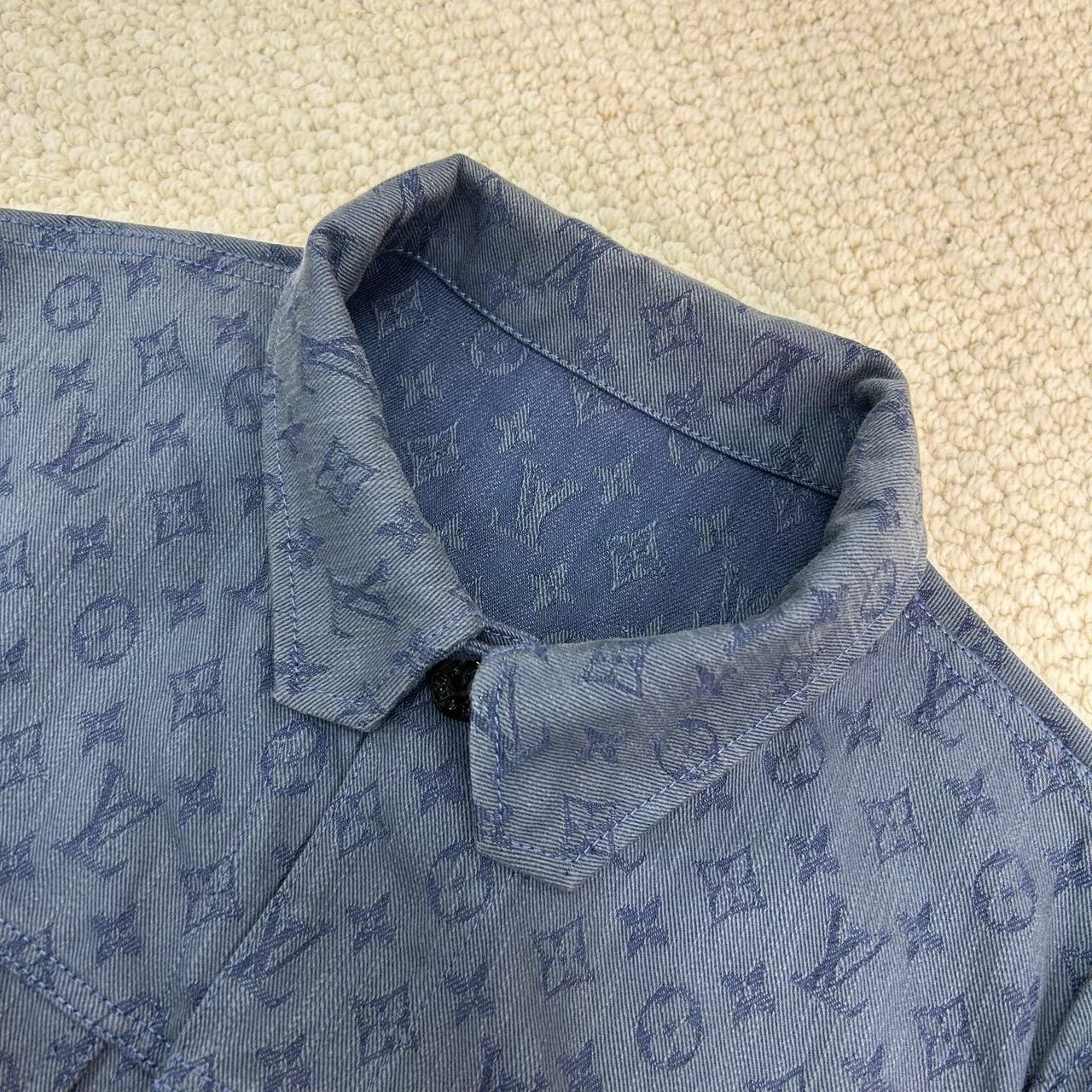 Louis Vuitton louis vuitton embossed jacket in navy blue Size US L / EU 52-54 / 3 - 1 Thumbnail