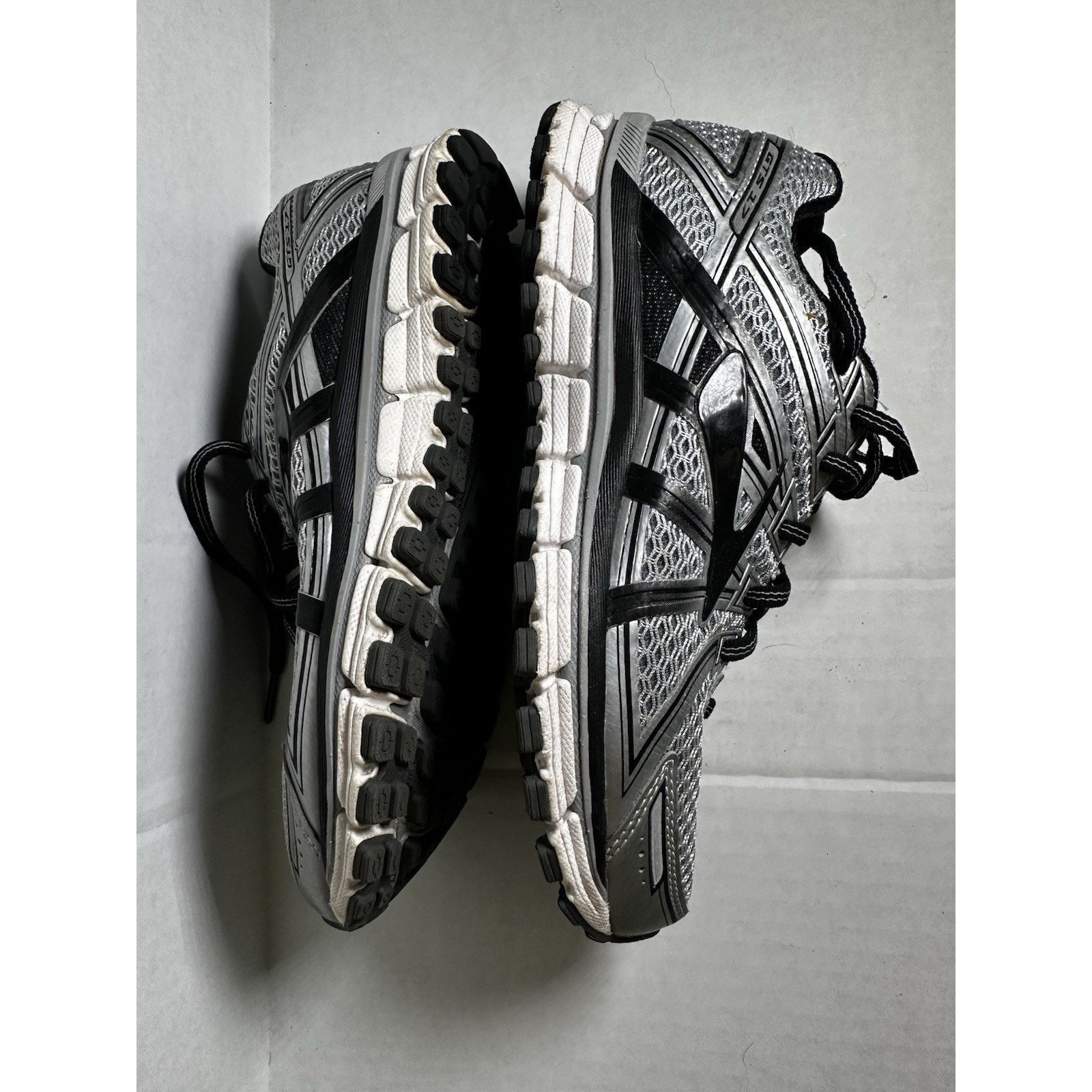 Brooks Brooks Adrenaline GTS 17 Running Shoes Sz 7-D Black/Silver Size US 7 / EU 40 - 16 Thumbnail