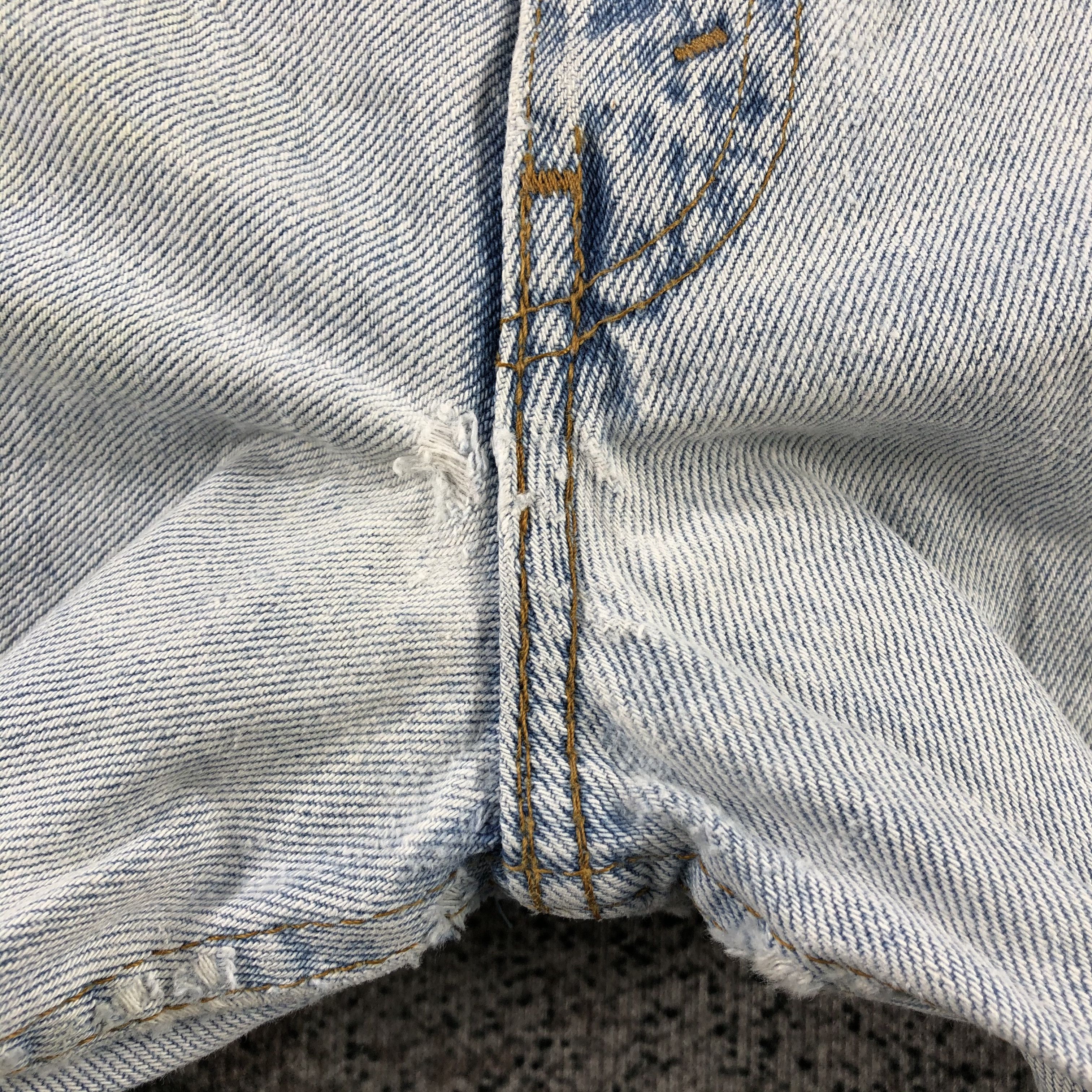 Levi's Vintage 90s Levis 550 Jeans Light Wash Denim KJ929 Size US 32 / EU 48 - 14 Thumbnail