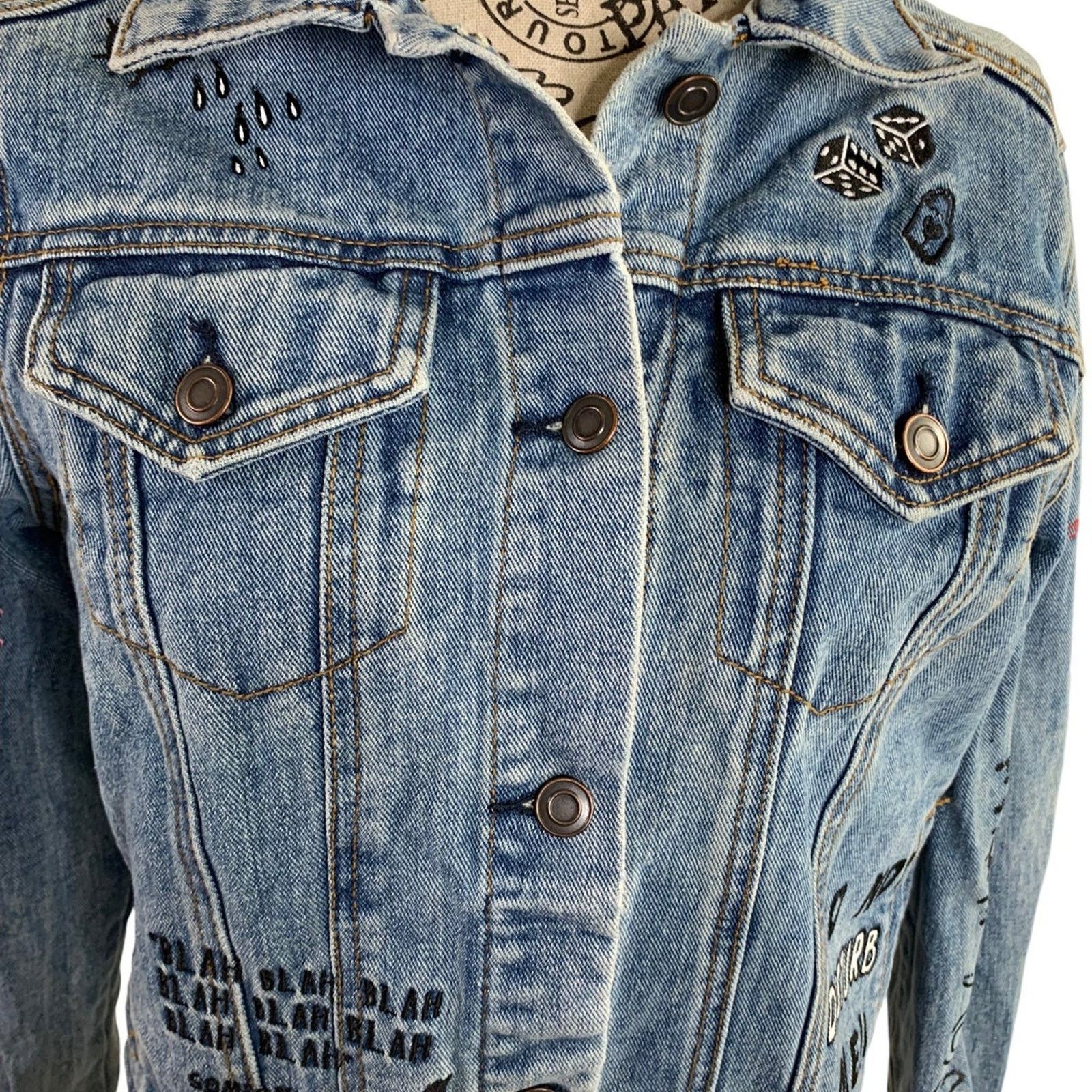 Forever 21 Forever 21 Denim Jean Jacket Women Small Crop Graffiti Patch Size S / US 4 / IT 40 - 2 Thumbnail