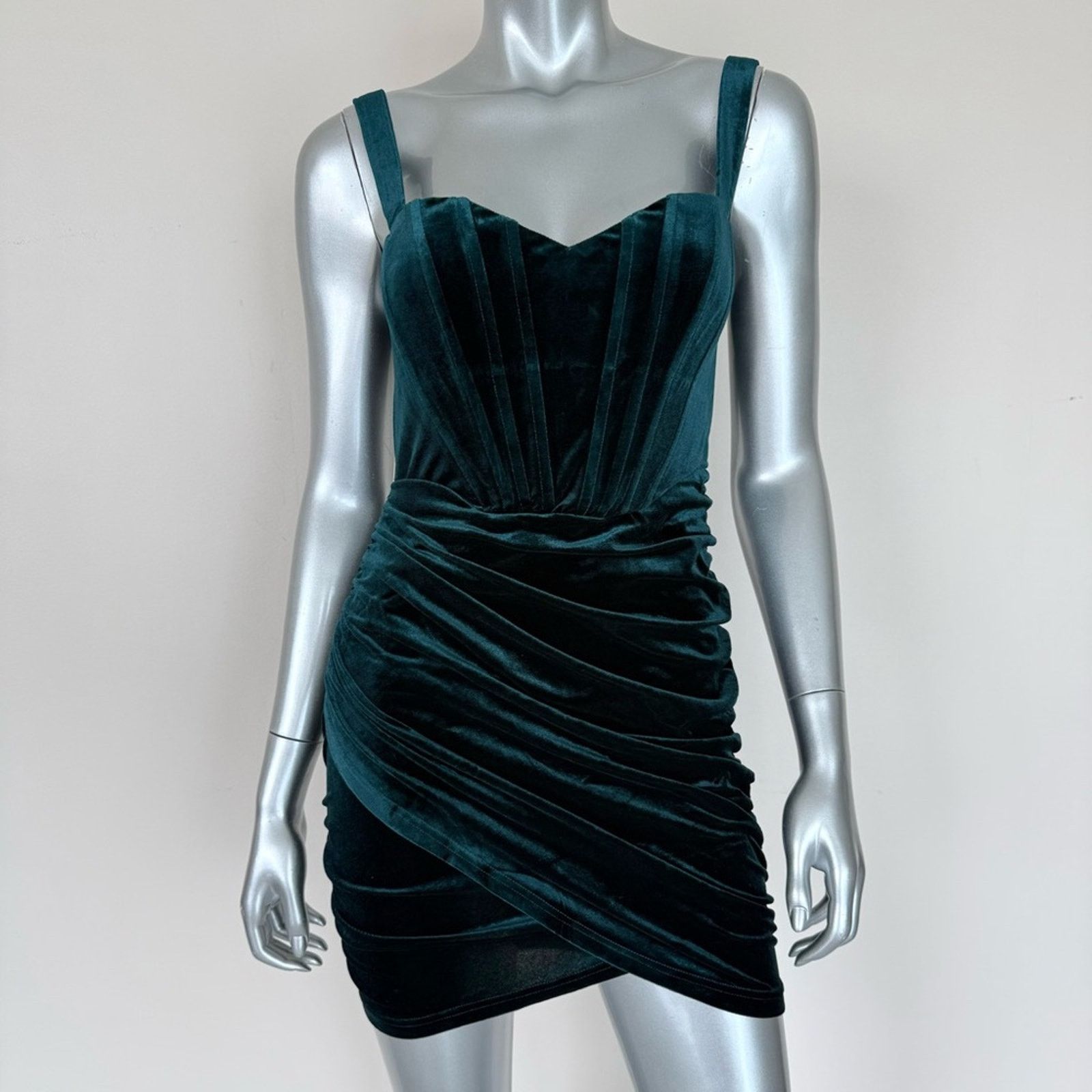 Other NWT!!! Luxe Dress green velvet dress size M Size M / US 6-8 / IT 42-44 - 1 Thumbnail