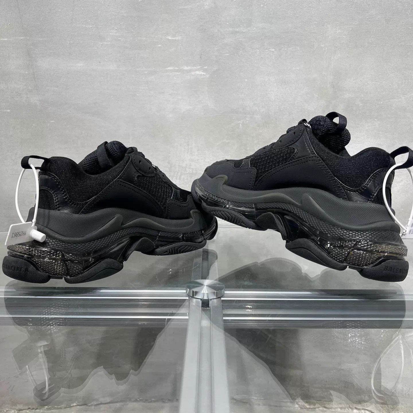 Balenciaga Balenciaga Black Distressed Dad Shoe EU 37 Size US 7 / IT 37 - 5 Thumbnail