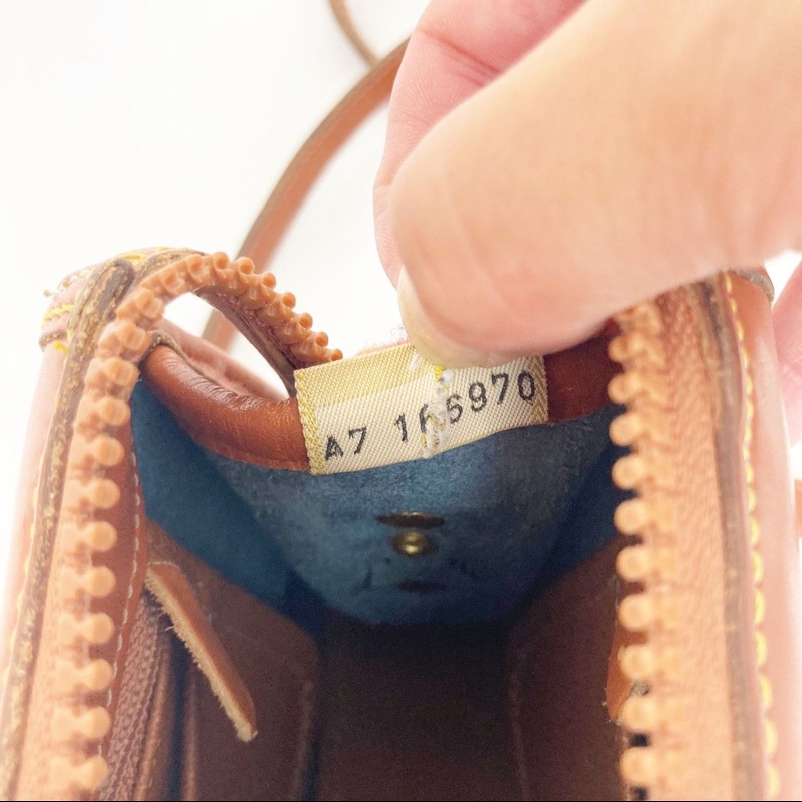 Dooney & Bourke Vintage dooney and bourke black leather crossbody Size ONE SIZE - 11 Thumbnail