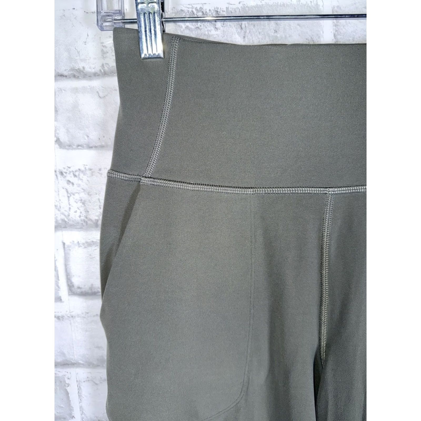 Lululemon LULULEMON Green Athletic Yoga Pants Womens 6 Cropped Activewear Yoga Pants Womens 6 Green LULULEMON Womens Size 28" / US 6 / IT 42 - 3 Thumbnail