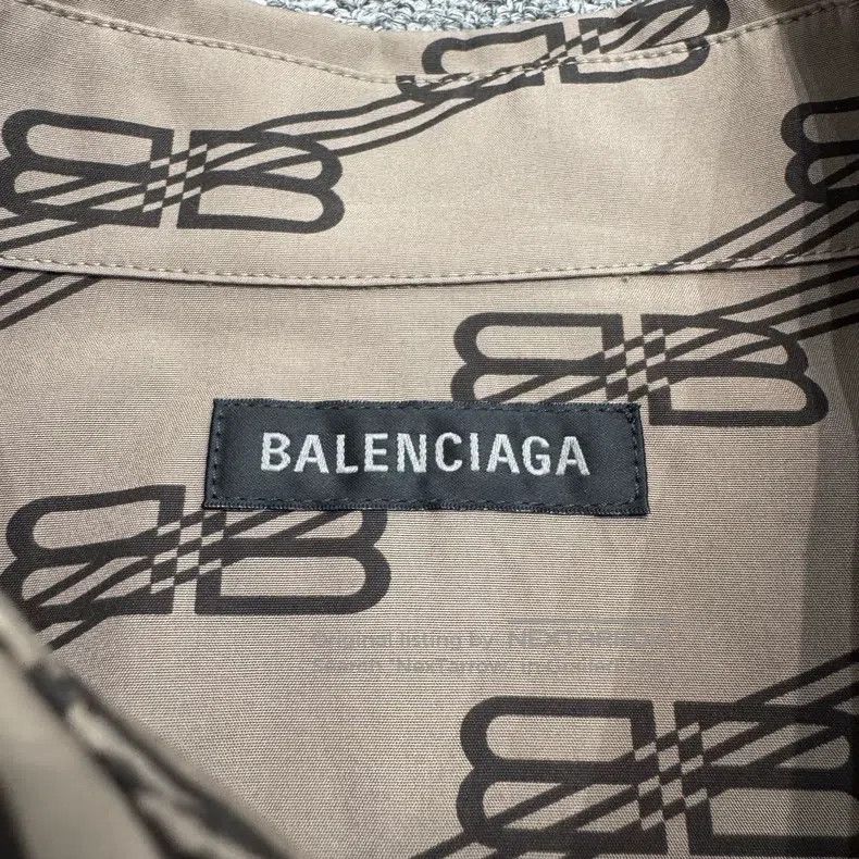 Balenciaga Balenciaga size 37 Lock buckle full print short-sleeve shi Size US S / EU 44-46 / 1 - 2 Thumbnail