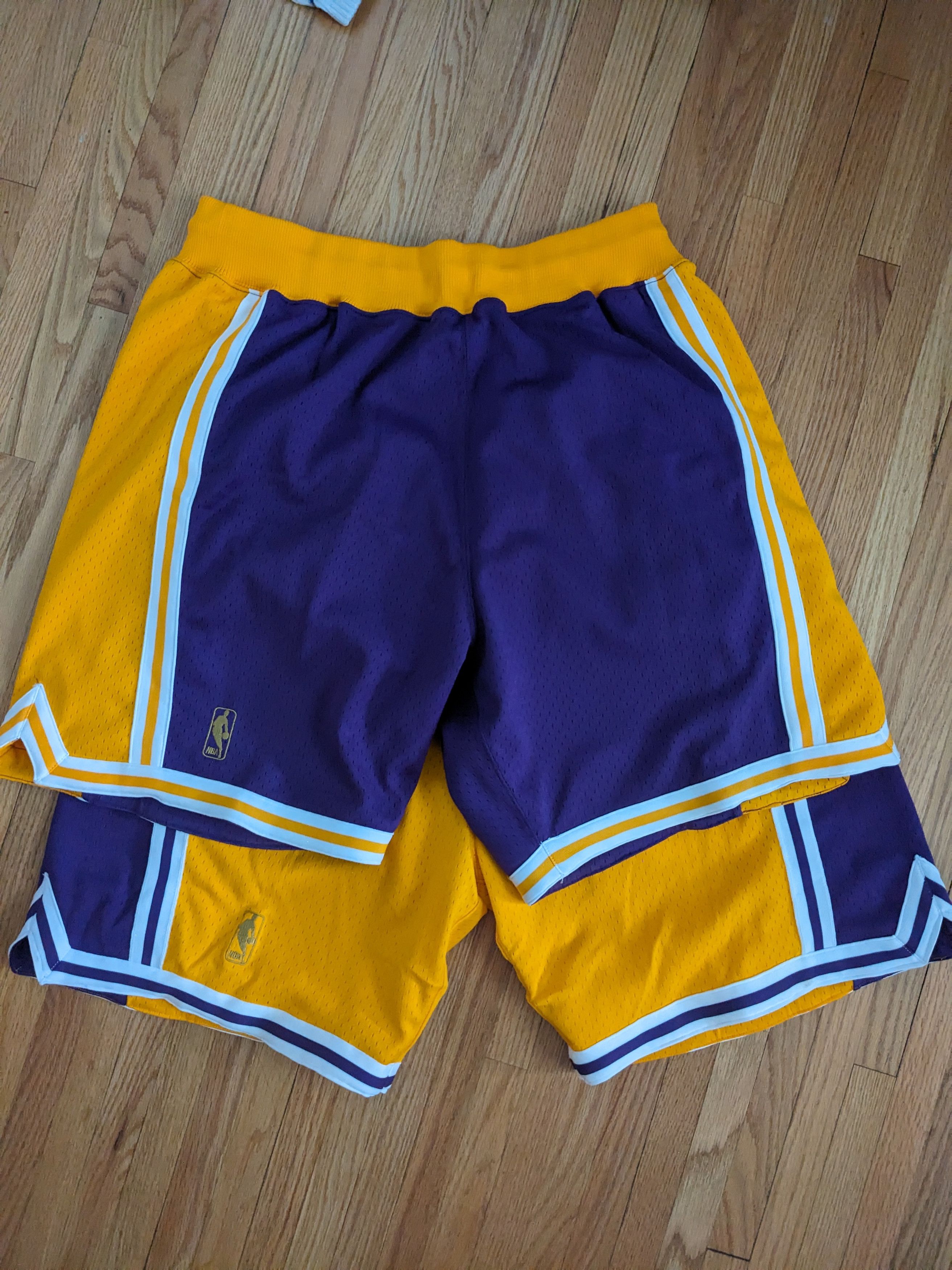 Mitchell & Ness 1996-1997 Los Angeles Lakers home hotsell authentic Shorts size Large 4