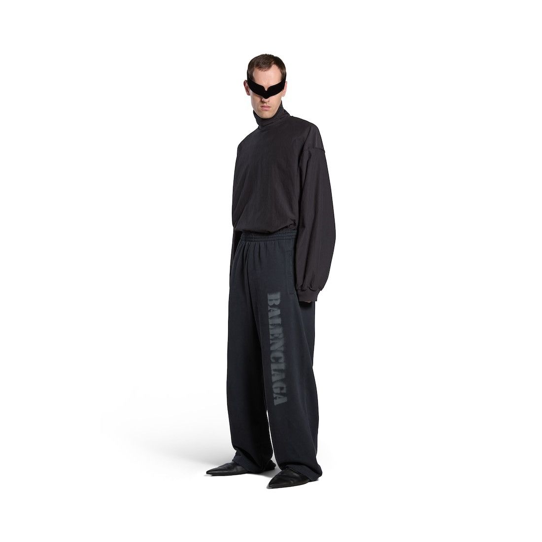 Balenciaga o1w1db10525 Stencil Type Baggy Sweatpants & Joggers Black Size US 32 / EU 48 - 2 Thumbnail