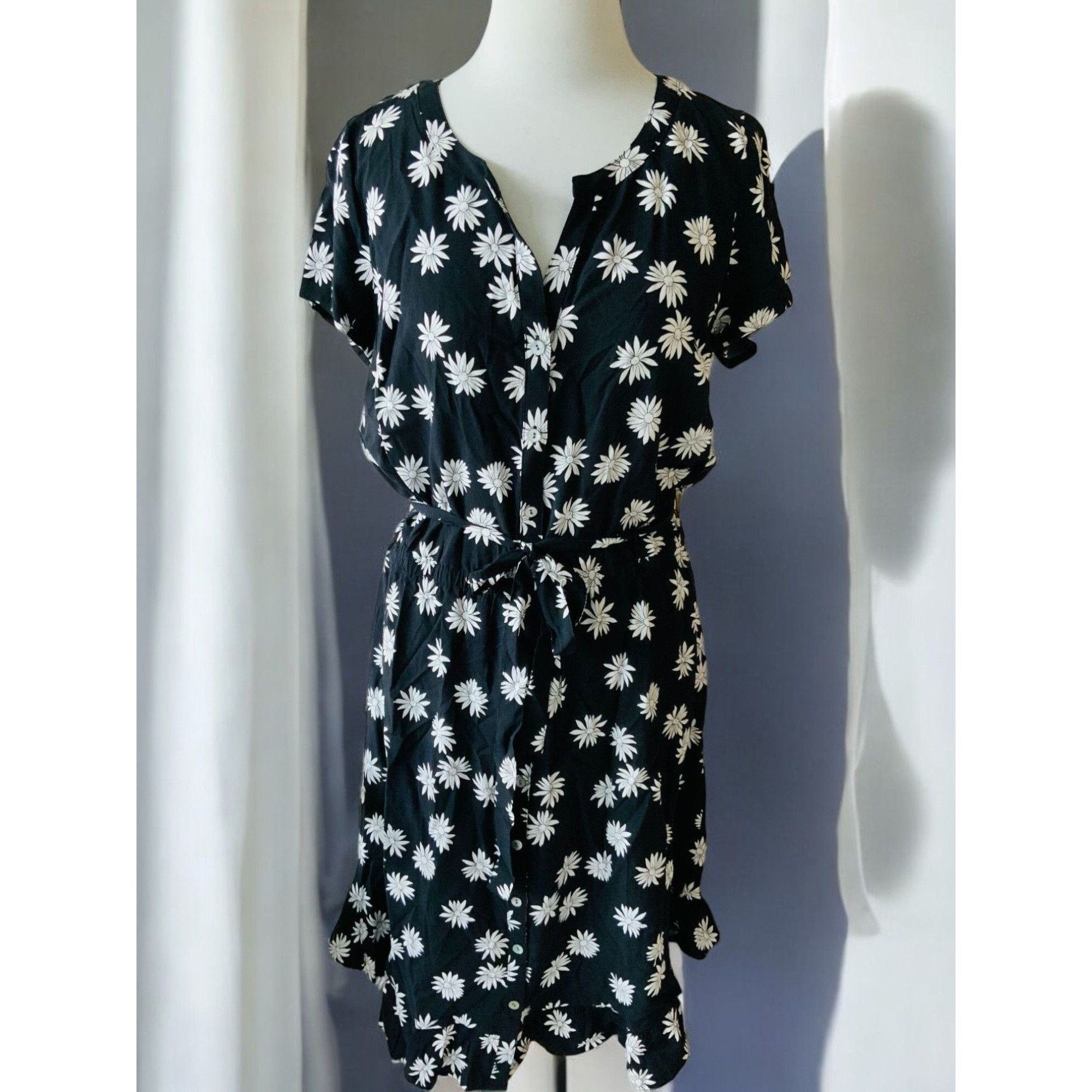Designer J Jill Ladies Short Sleeve VNeck Black White Floral Belted M Size M / US 6-8 / IT 42-44 - 3 Thumbnail