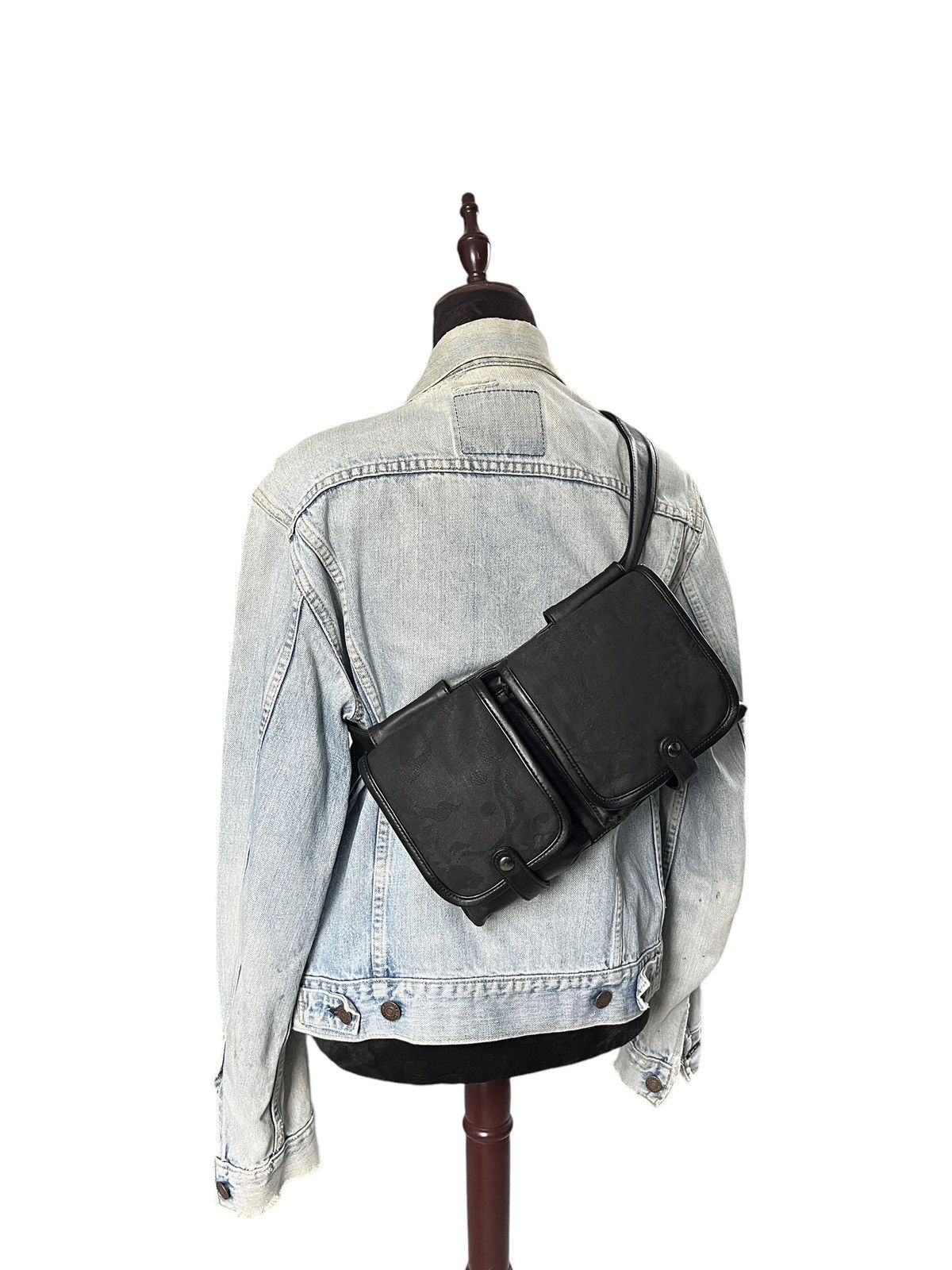 Designer × Japanese Brand Japanese Brand Genuine Leather Utility Crossbody Bag Size ONE SIZE - 1 Thumbnail