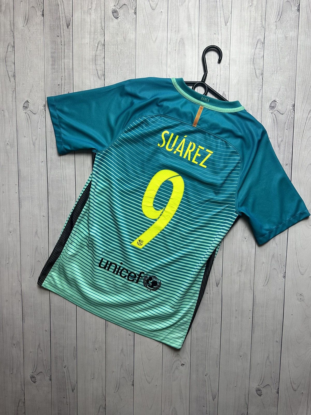 Nike × Vintage Vintage Barcelona soccer jersey 9 Suarez size S logo green Size US S / EU 44-46 / 1 - 1 Thumbnail