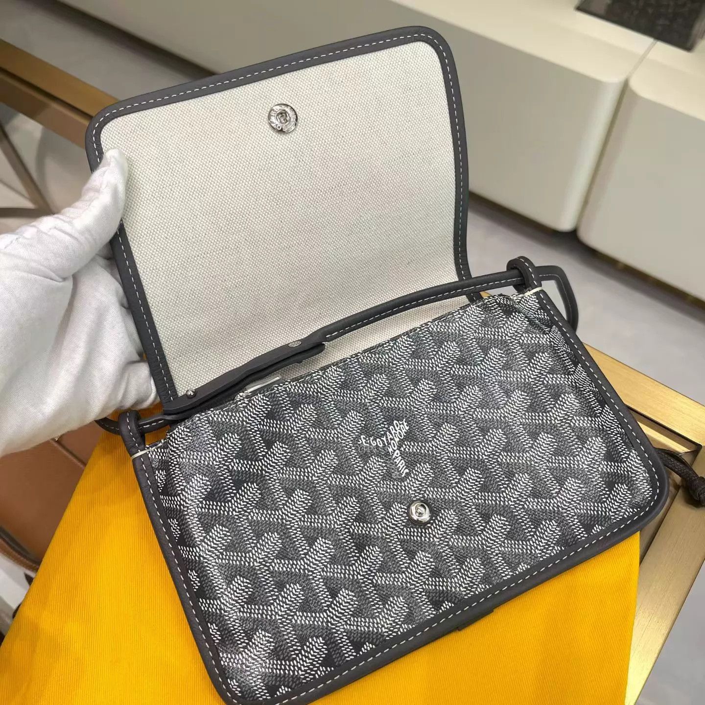 Goyard Goyard Plumet Gray Envelope Goyardine 20x14 cross AH281 Size ONE SIZE - 6 Thumbnail