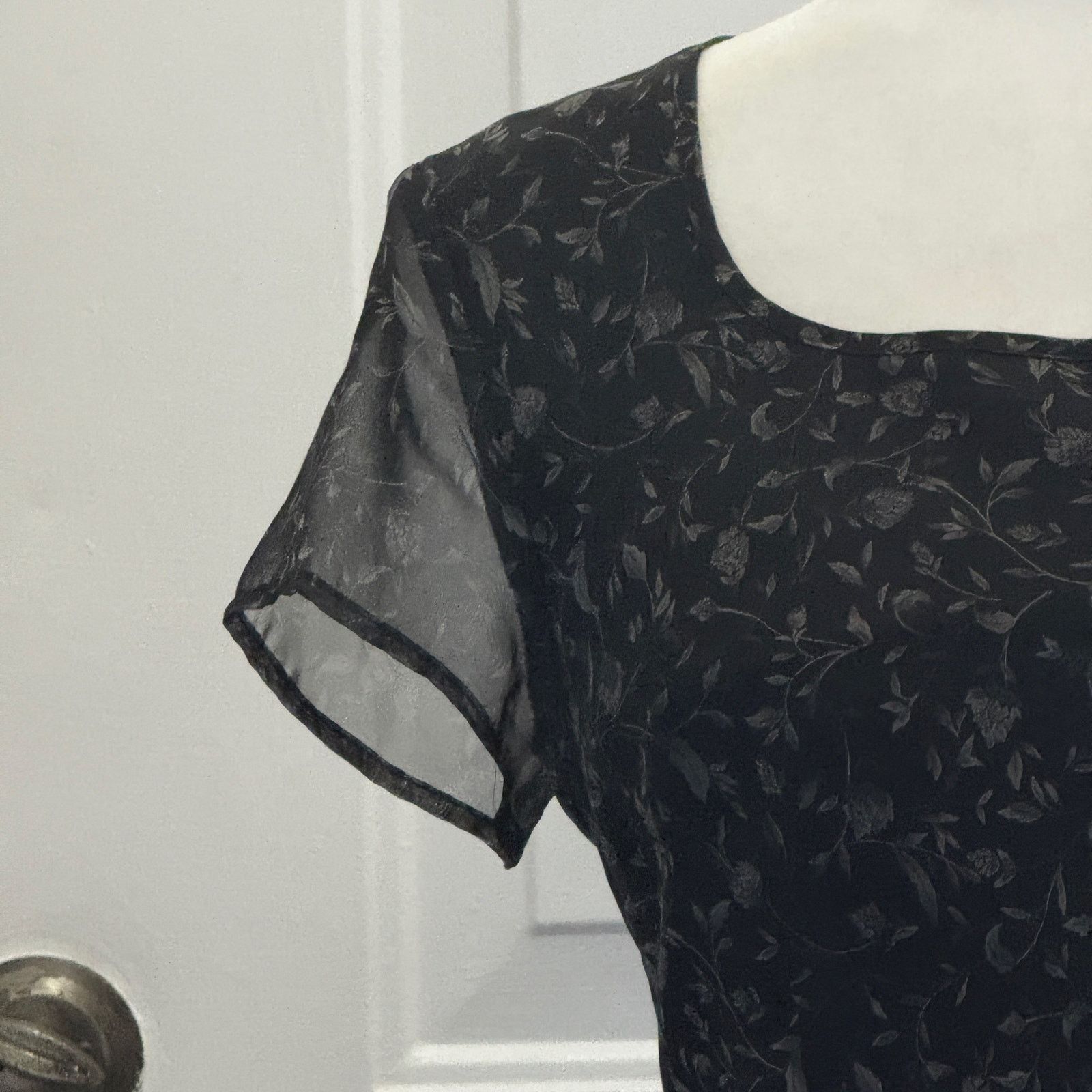 Loft Ann Taylor Loft 6 Petite. Sheer floral print gray on black Size M / US 6-8 / IT 42-44 - 4 Thumbnail