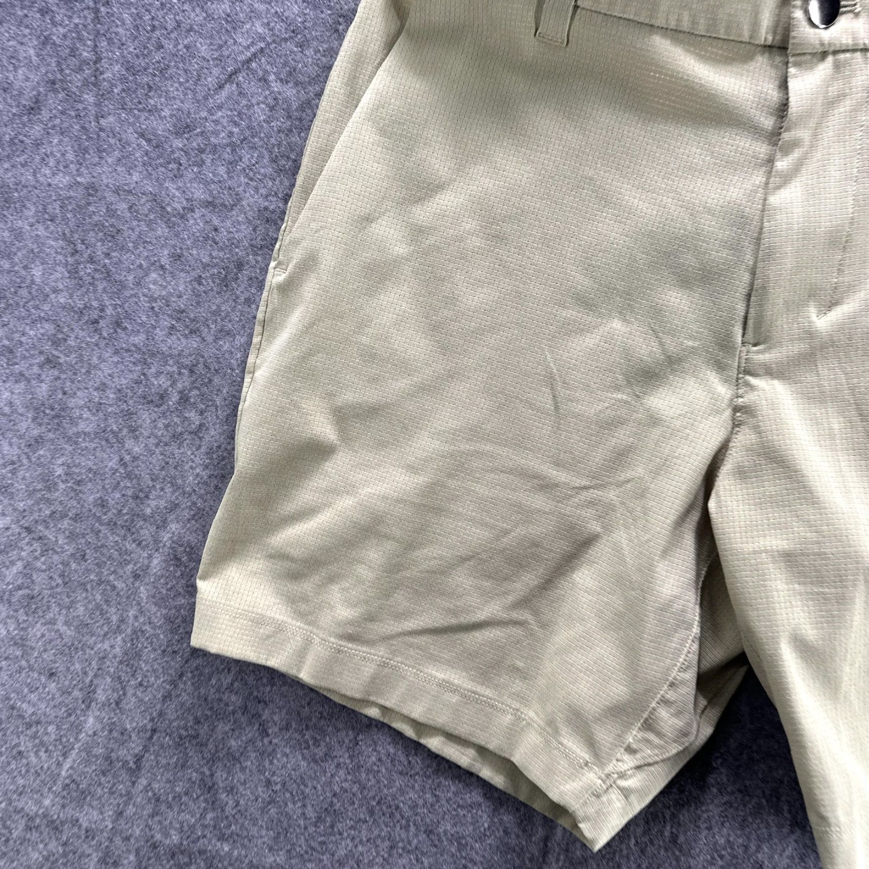 Lululemon Lululemon Shorts Mens 37 Green Commission Style Stretch Chino Golf Casual XL Regular Beige Inseam 8 in Front Flat Front Pockets Size US 36 / EU 52 - 4 Thumbnail