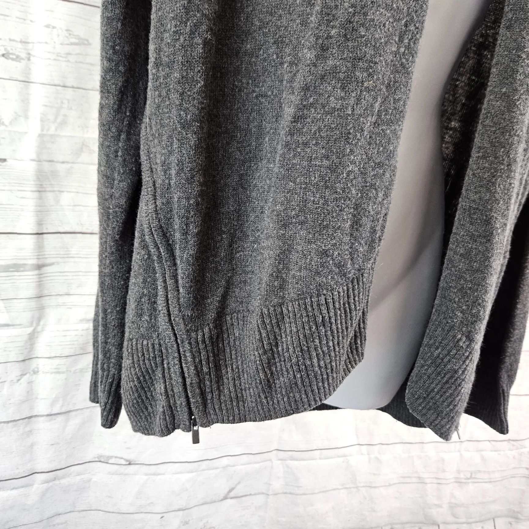 Banana Republic VINTAGE Banana Republic Womens Cardigan Sz Medium Gray Zipper Detail Open Front Viscose Size M / US 6-8 / IT 42-44 - 3 Thumbnail
