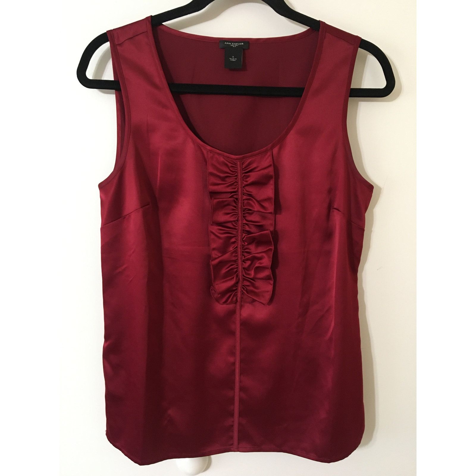 Ann Taylor Ann Taylor 4 Silky Red Sleeveless Scoop Neck Ruffled Blouse Size S / US 4 / IT 40 - 1 Thumbnail