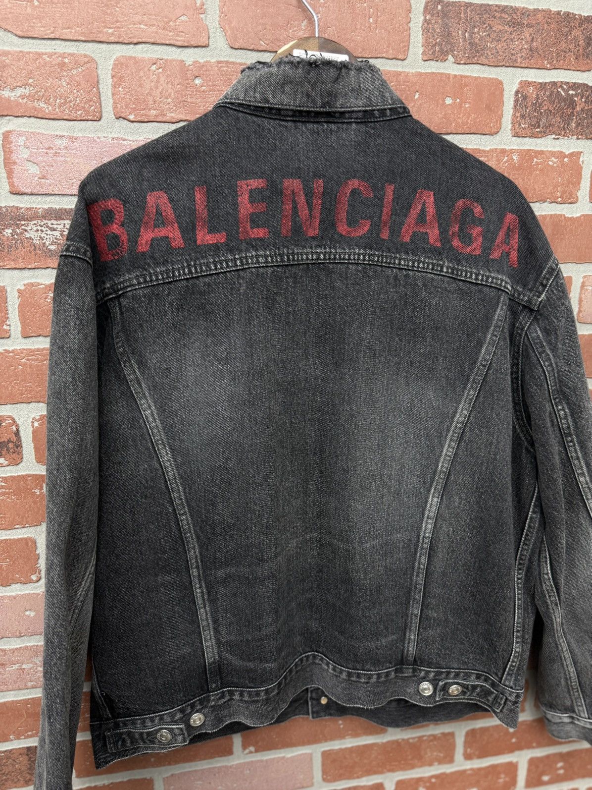 Balenciaga Balenciaga Black/Red Logo Denim Jean Jacket $1400 Size (50) Size US M / EU 48-50 / 2 - 22 Thumbnail