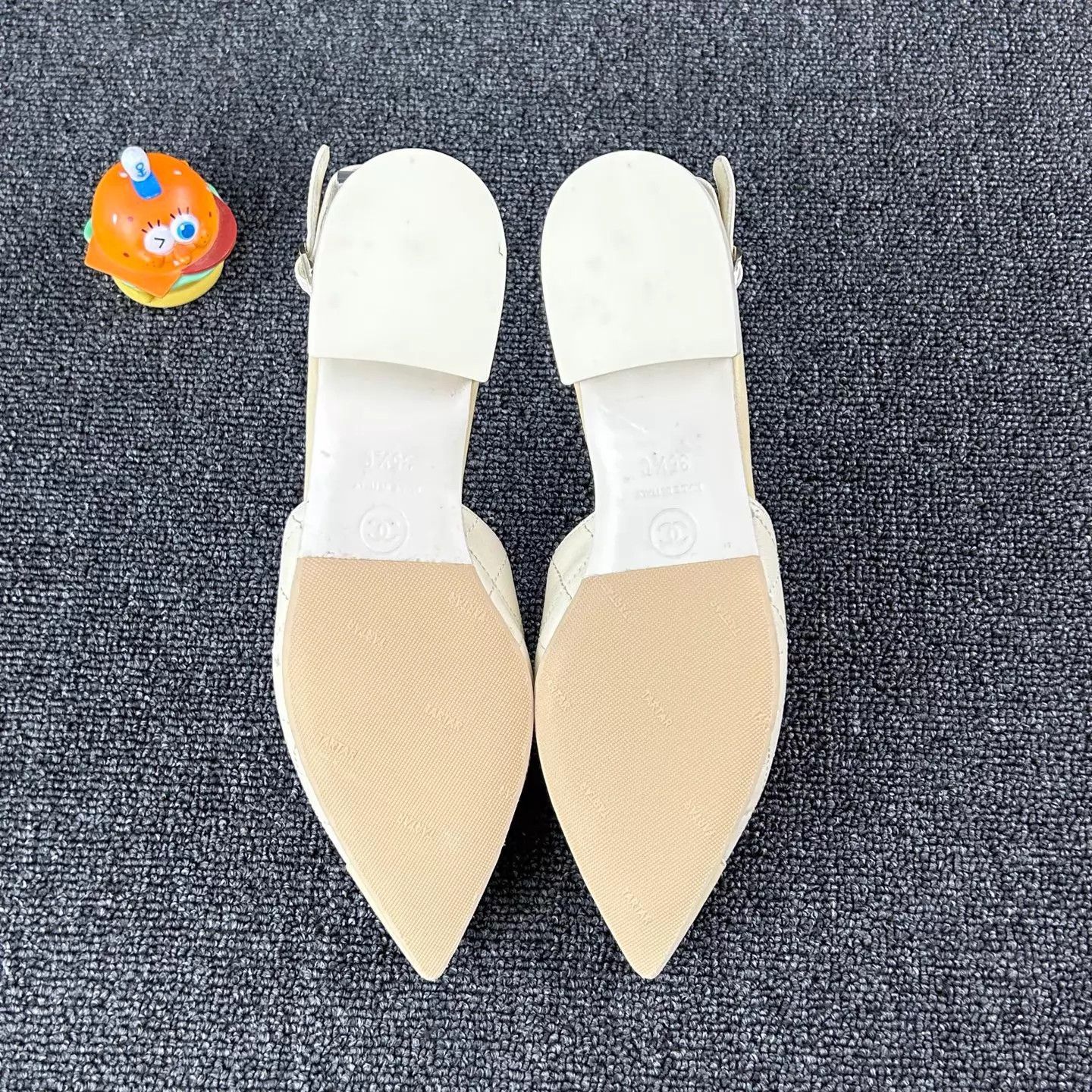 Chanel Chanel Camellia Low Heel Pumps Size 35.5 Size US 5 / IT 35 - 6 Thumbnail
