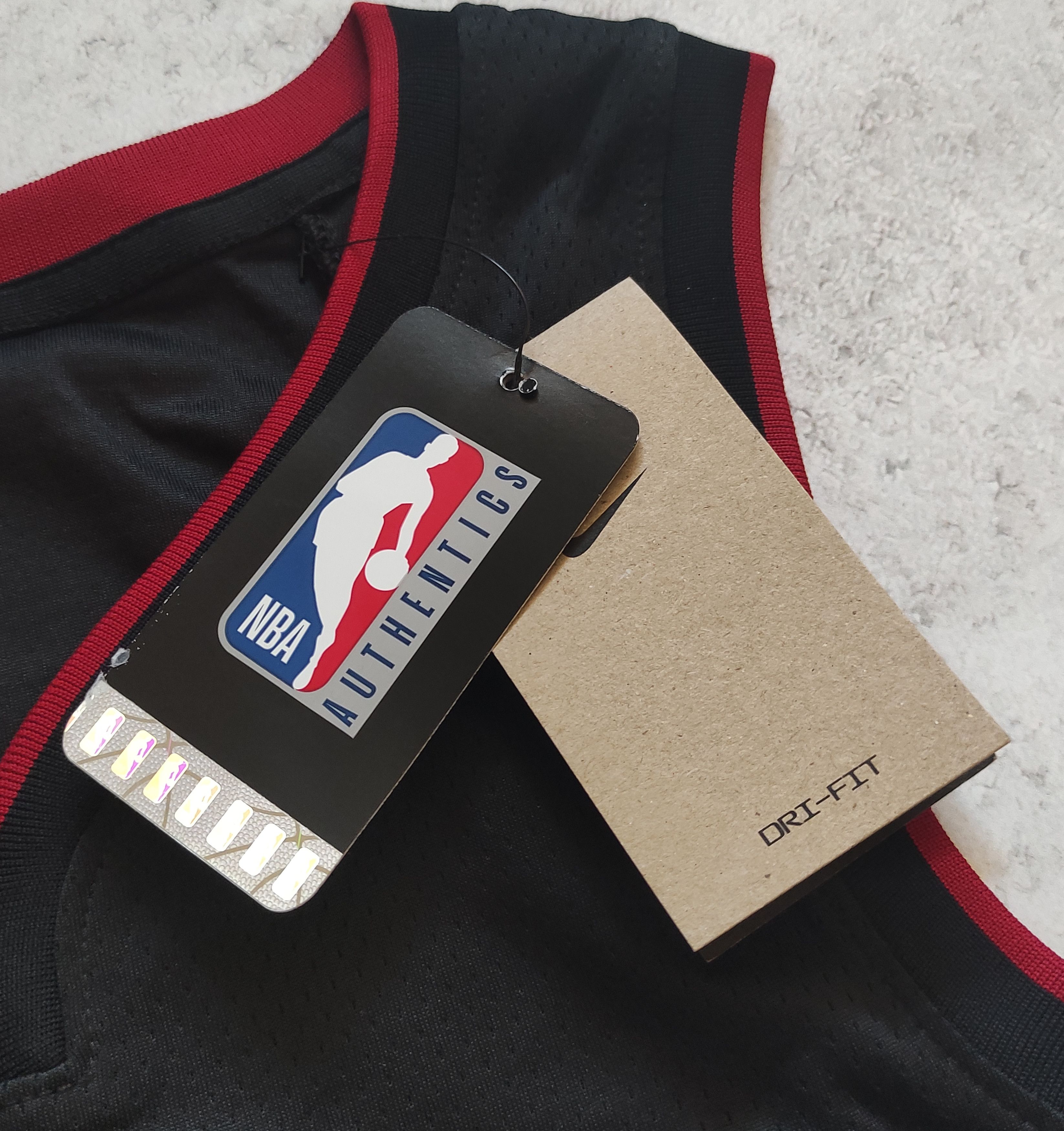 Nike MIAMI HEAT BUTLER SWINGMAN ICON EDITION 2022/23 DN2011-010 Size US M / EU 48-50 / 2 - 3 Thumbnail