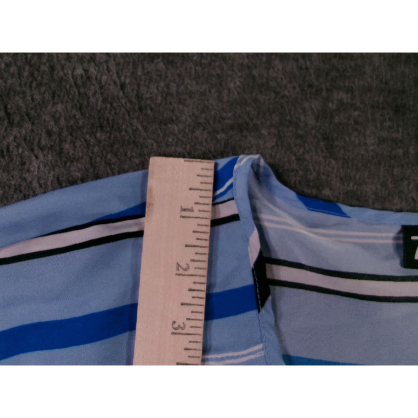 Vintage New York & Company Top Women L V-Neck Striped Light Blue Sleeveless Blouse Size L / US 10 / IT 46 - 4 Thumbnail