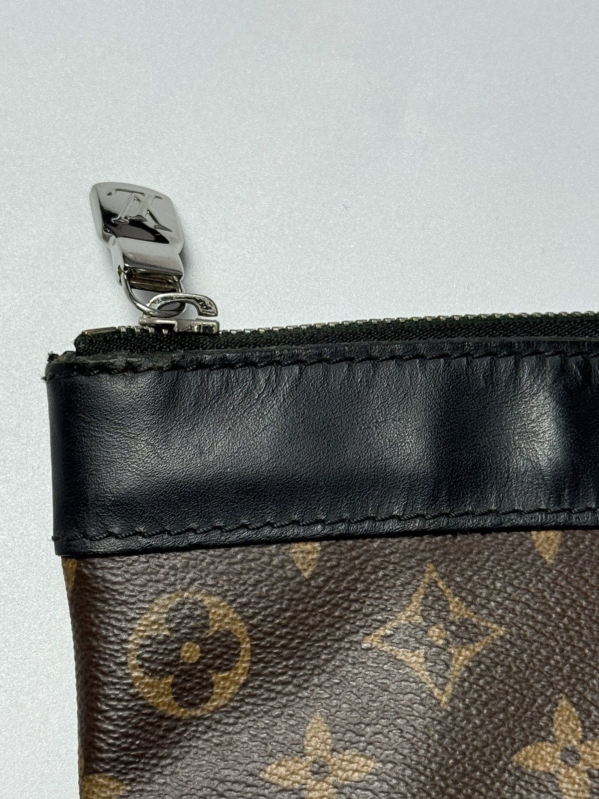 Louis Vuitton Louis Vuitton Monogram Canvas Discovery GM Pochette Size ONE SIZE - 5 Thumbnail