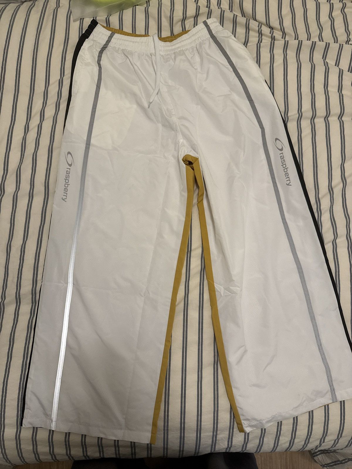 Gv gallery raspberry hills two color sweatpants