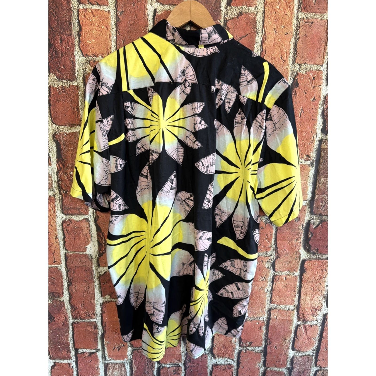 Volcom Volcom Mens Button-Up Hawaiian Shirt 2XL Floral Pattern Classic Fit Size US XXL / EU 58 / 5 - 3 Thumbnail