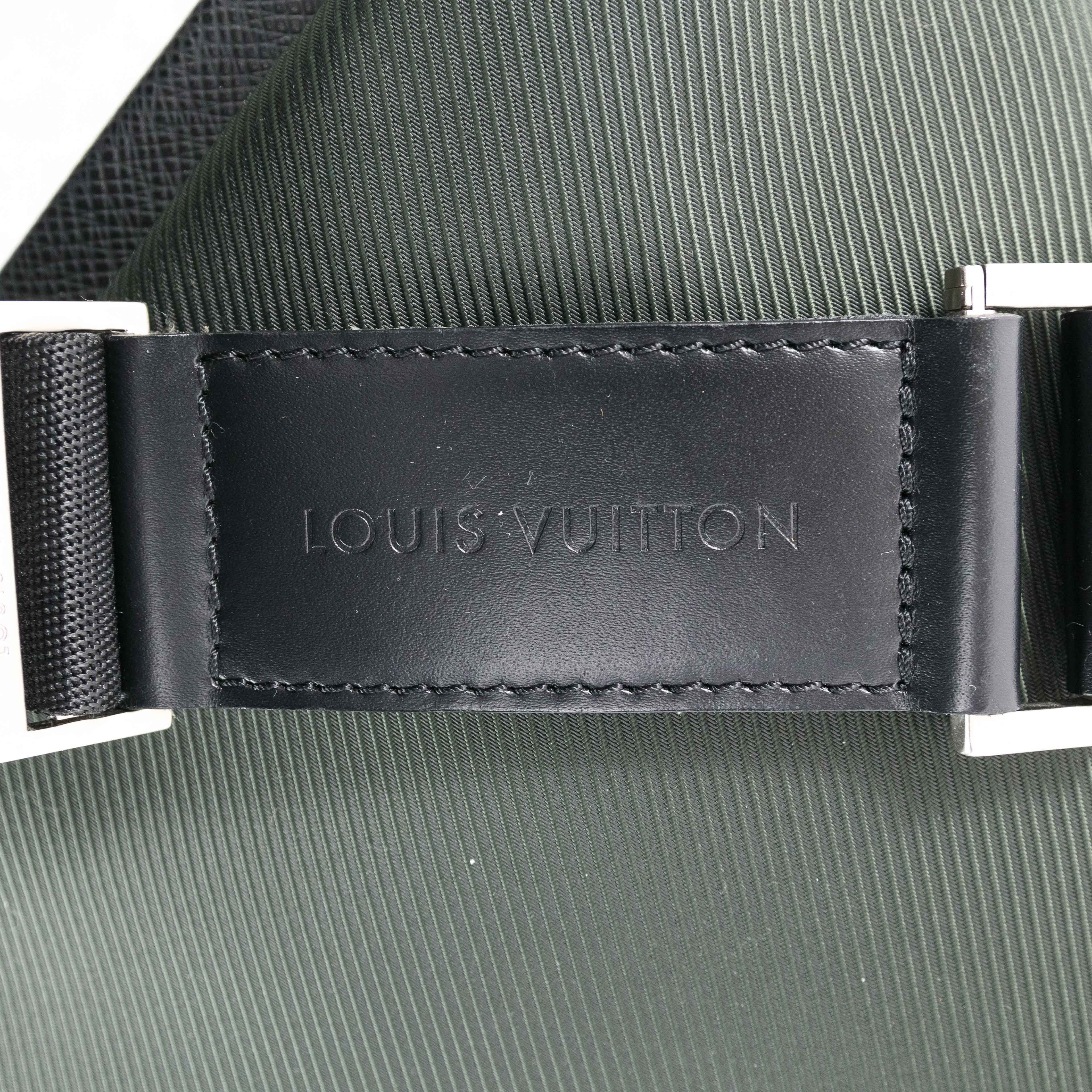 Louis Vuitton Louis Vuitton Taiga Leather District PM Messenger Bag Size ONE SIZE - 20 Thumbnail