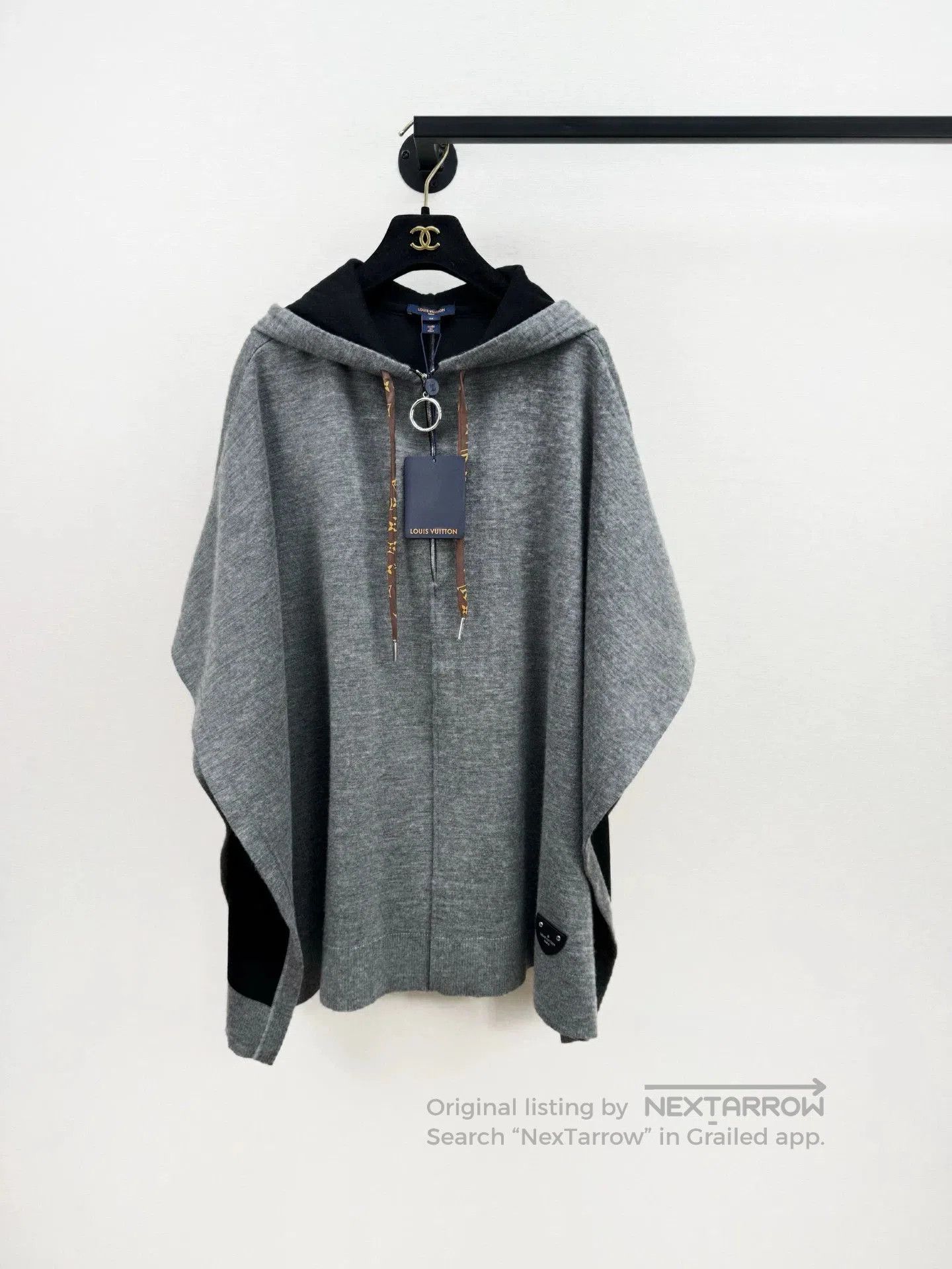 Louis Vuitton Louis Vuitton Cashmere Blend Cape. Size US M / EU 48-50 / 2 - 1 Thumbnail