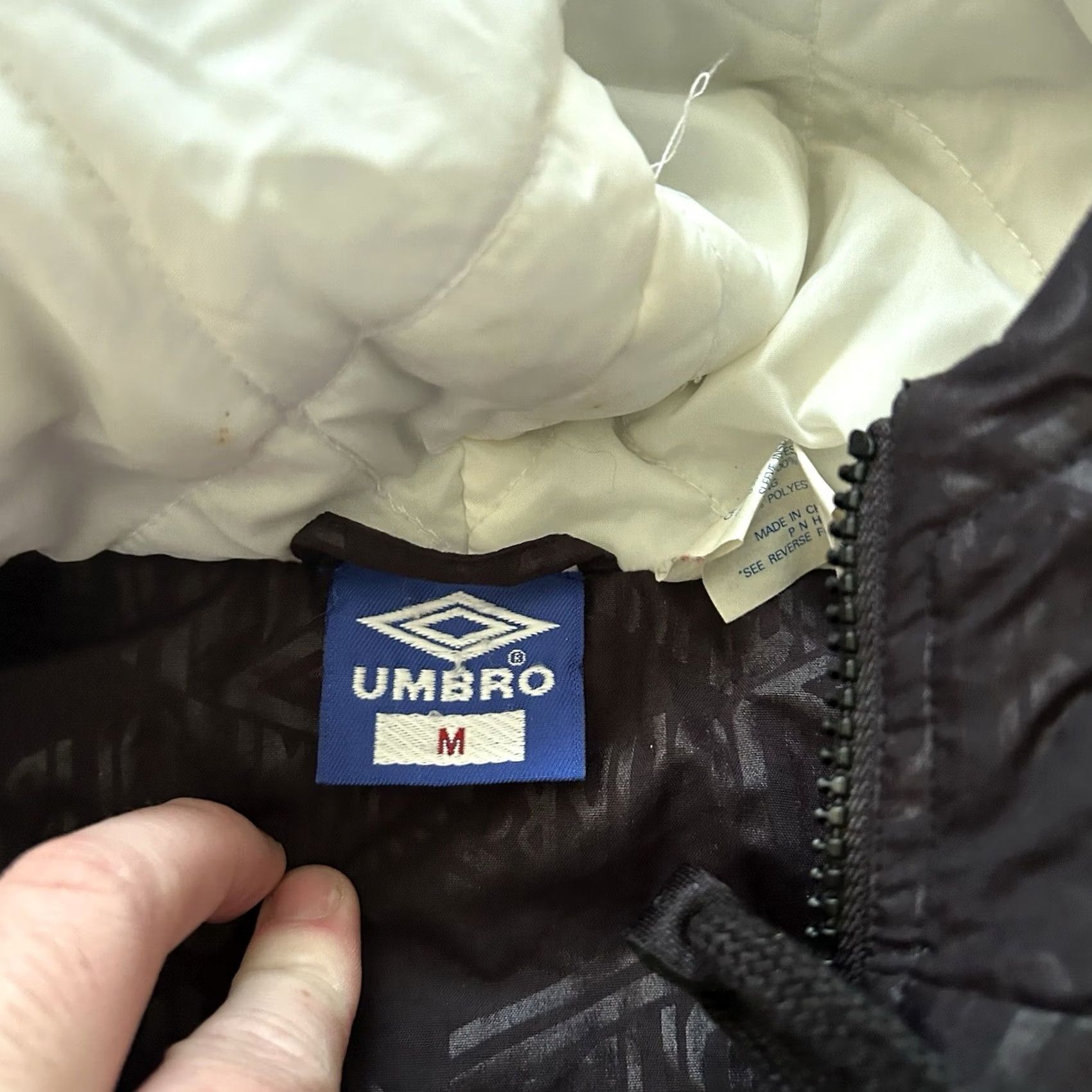 Umbro VINTAGE Umbro Nylon Puffer Jacket Women 90s Cinch Waist M Black Jacket Womens 90s Umbro Nylon Puffer Shorter Title Size M / US 6-8 / IT 42-44 - 3 Thumbnail