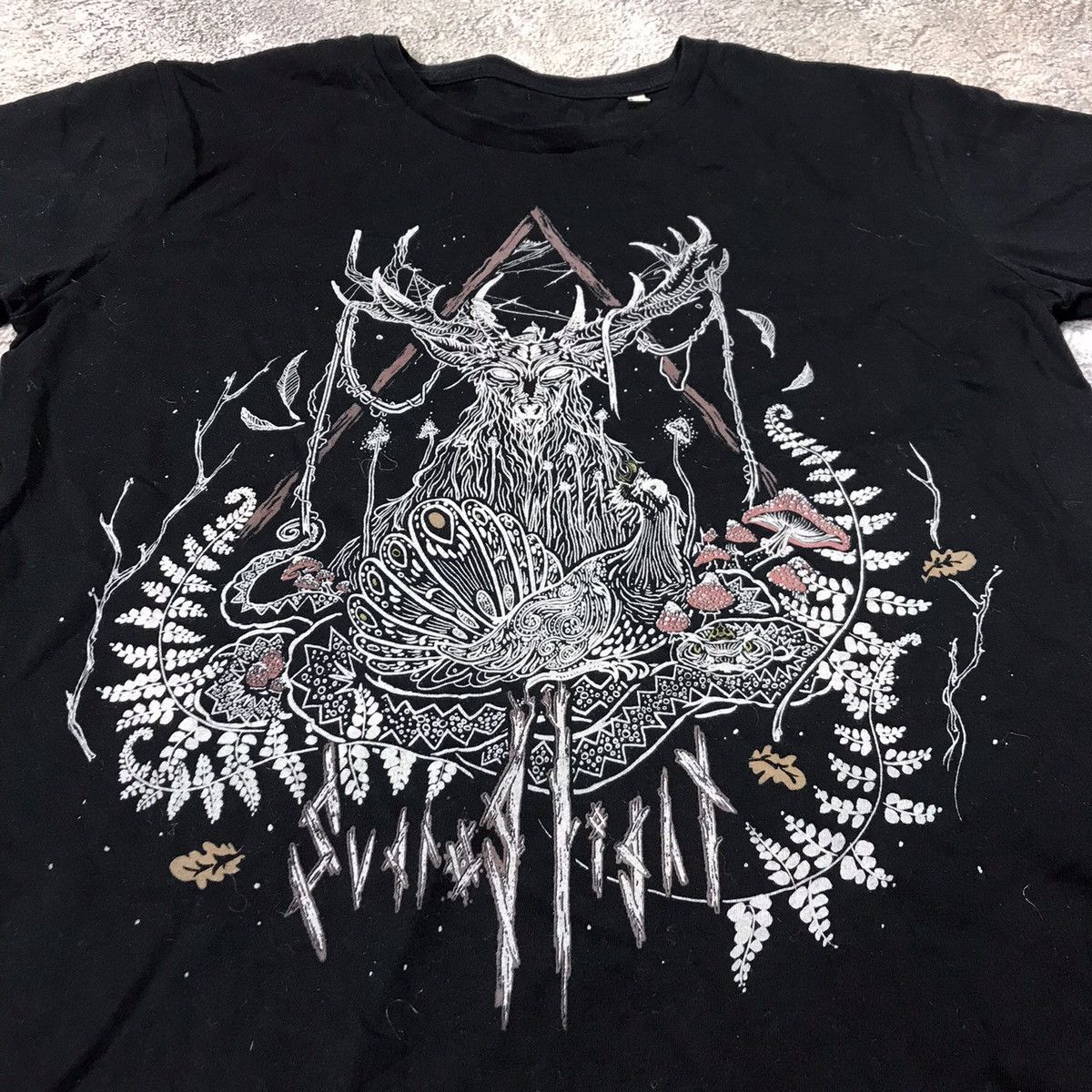 Band Tees VINTAGE Y2K BAND TEE DEER MUSHROOMS FACE HORROR ART Size US M / EU 48-50 / 2 - 2 Thumbnail