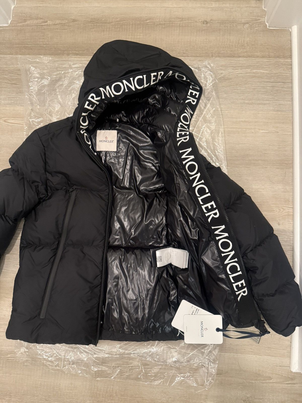 Moncler Moncler Montcla Down Jacket Black - Brand New w/ Packaging Size US M / EU 48-50 / 2 - 6 Thumbnail