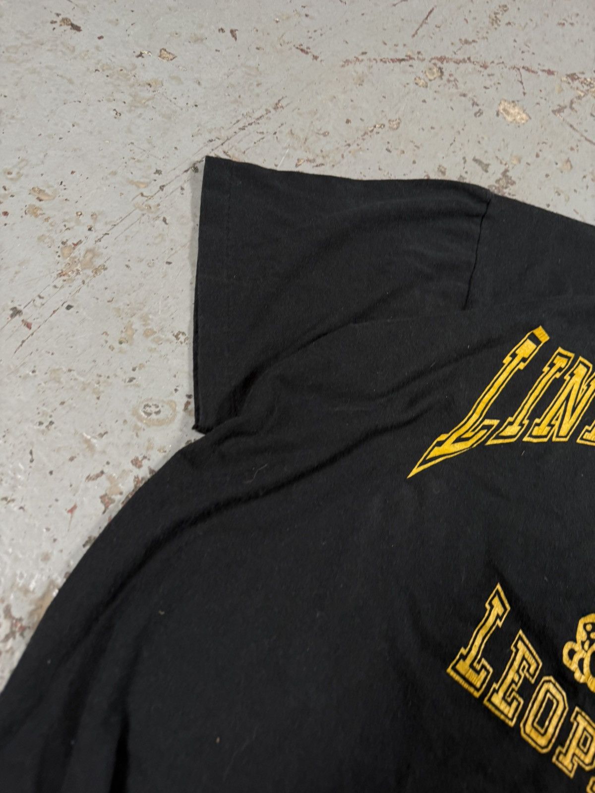 Vintage Vintage Single Stitch Lindon Park Ice Leopards Cropped Tee Size US L / EU 52-54 / 3 - 4 Thumbnail