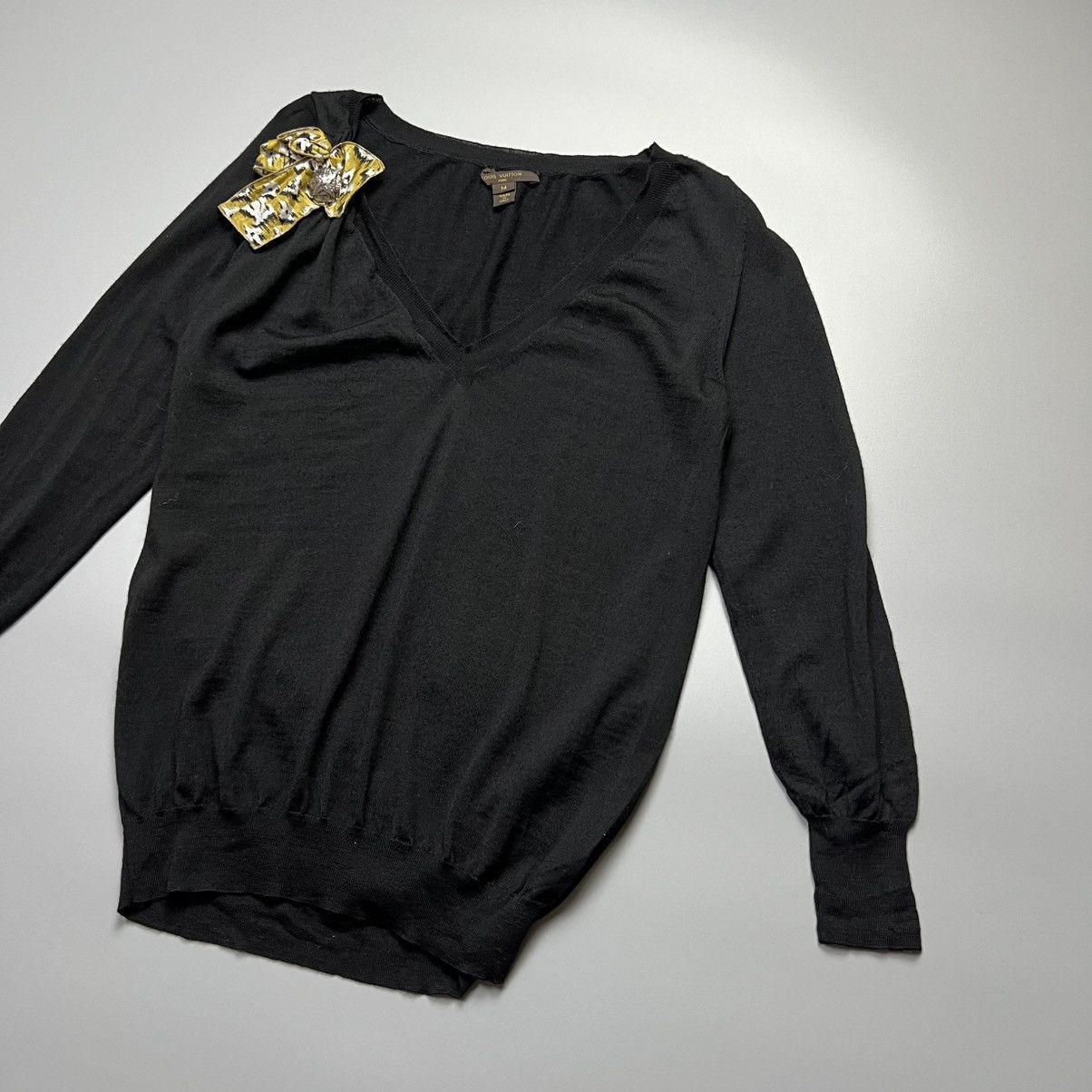 Louis Vuitton Louis Vuitton - LV Ribbon Brooch Wool - Sweatshirt Size M / US 6-8 / IT 42-44 - 2 Thumbnail