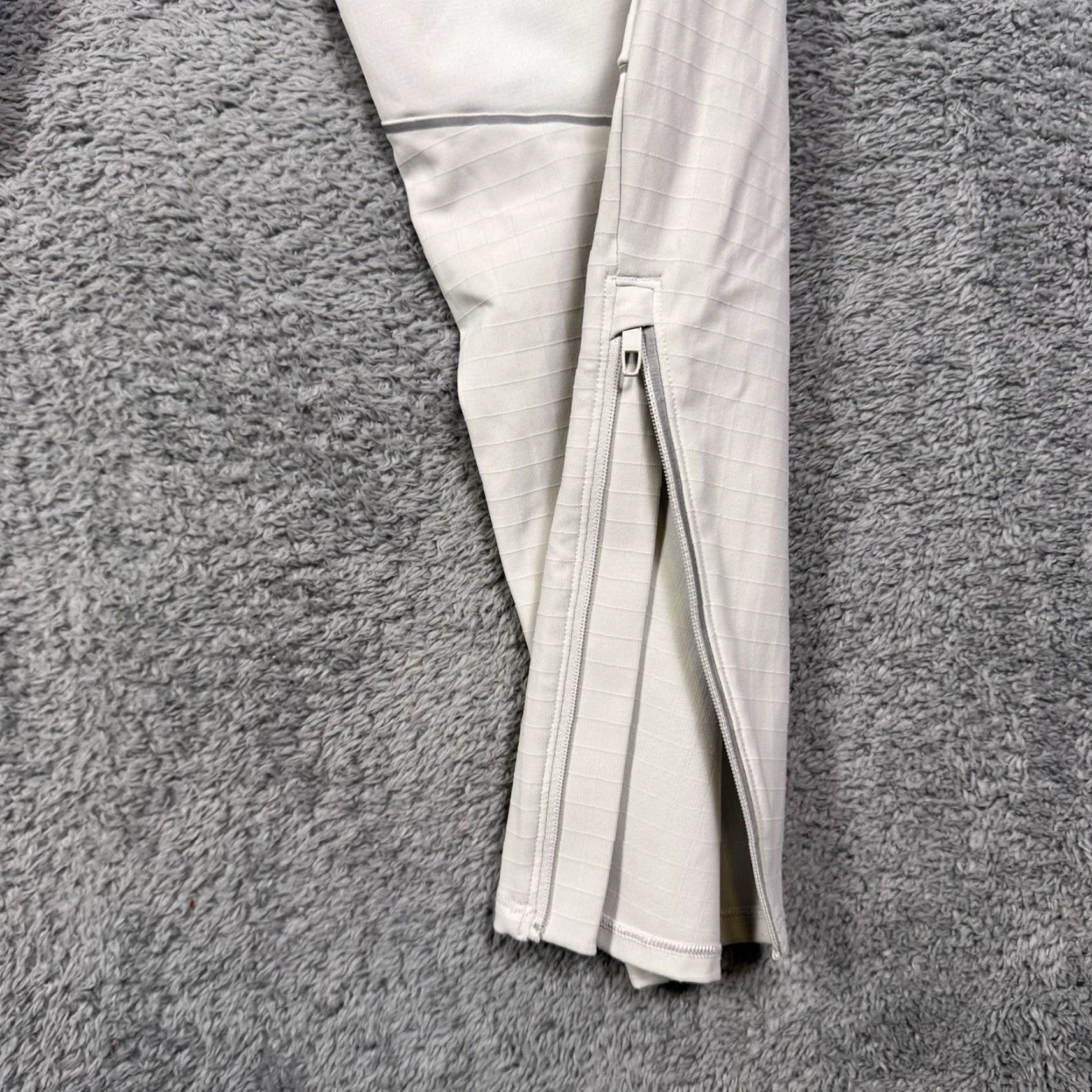 Lululemon Lululemon Pants Women’s L Outrun the Elements Running Tech Pockets Athleisure Camouflage Gray Zip Pocket Media Pocket Sweatpants Size 36" / US 14 / IT 50 - 5 Thumbnail