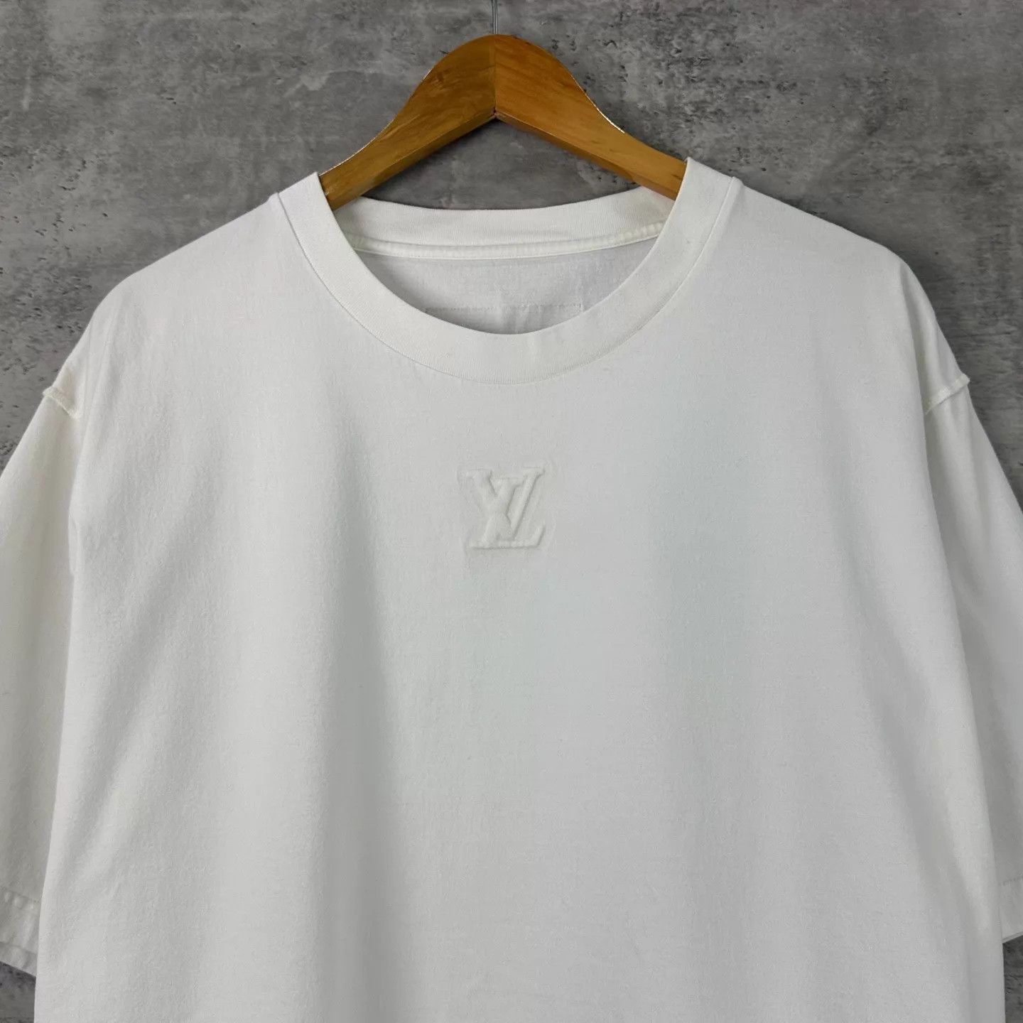 Louis Vuitton LV White Embossed Logo SS Tee 5L 99 New Size US XXL / EU 58 / 5 - 3 Thumbnail