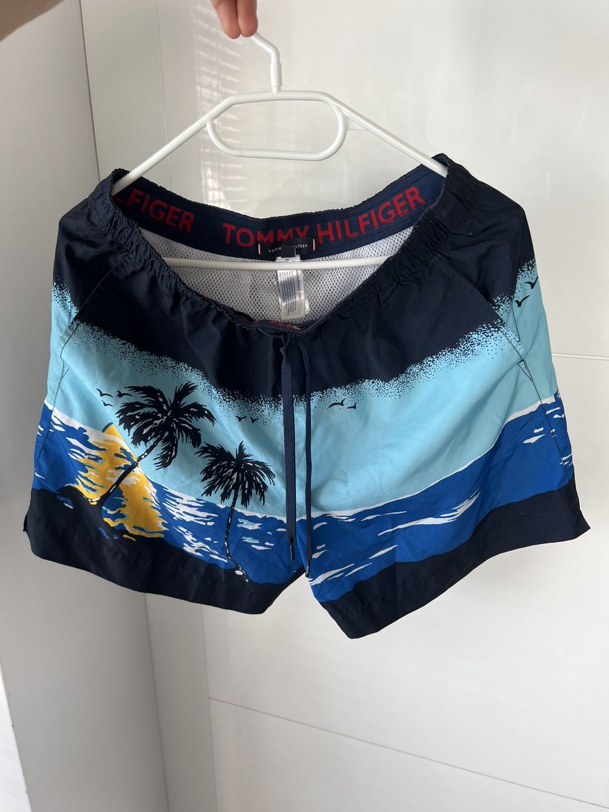 Tommy Hilfiger Tommy Hilfiger Overprinted Bahama Beach Swimming Shorts Size US 30 / EU 46 - 9 Thumbnail