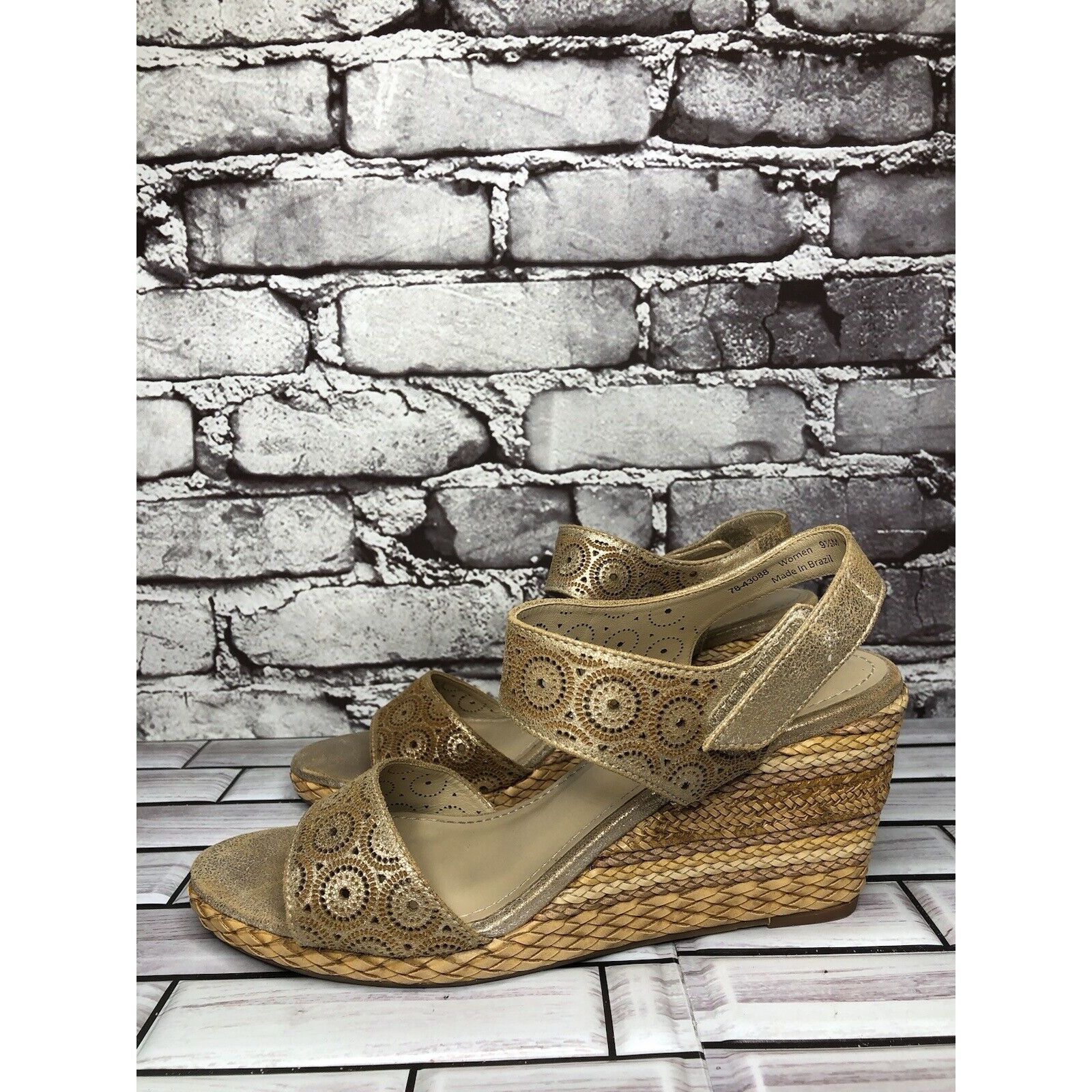 Johnston & Murphy Johnston & Murphy Georgiana Metallic Gold Leather Wedge Stra Size US 9.5 / IT 39.5 - 14 Thumbnail