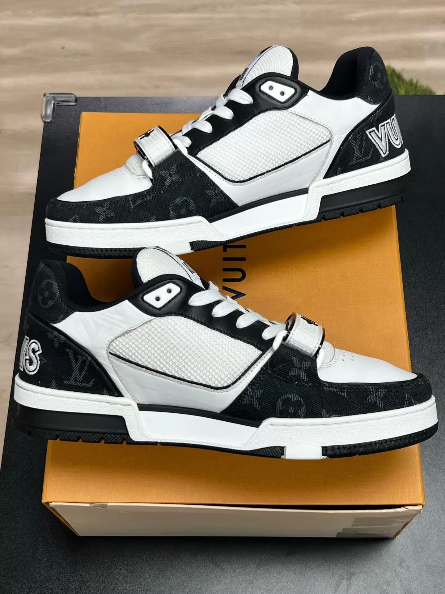 Louis Vuitton LV TRAINER Black & White Velcro UK8.5/42.5 OG Box Near Mint Size US 9.5 / EU 42-43 - 6 Thumbnail