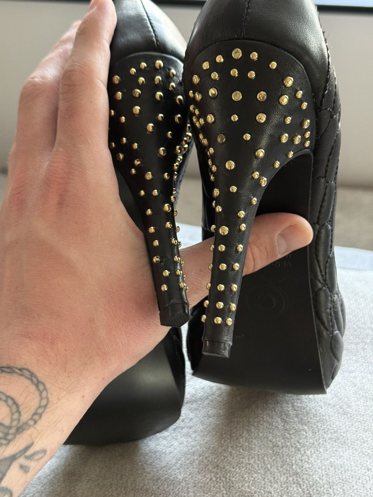 Alexander McQueen Alexander McQueen Gold Skull Black Leather Pumps Size US 10 / IT 40 - 13 Thumbnail