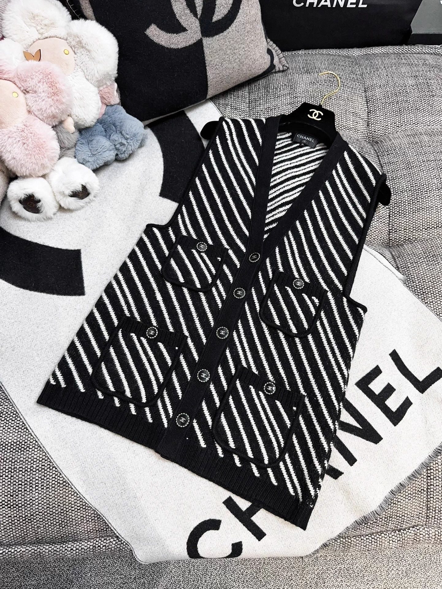 Chanel Chanel 21B Black & White Stripe Knit Cardi Vest 36 Size XS / US 0-2 / IT 36-38 - 1 Thumbnail