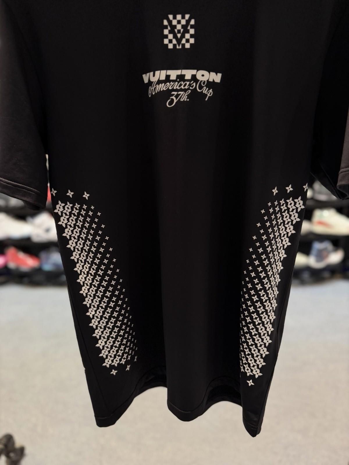 Louis Vuitton LOUIS VUITTON T-Shirt LV Tee Silk Black Size (L) Authentic Size US L / EU 52-54 / 3 - 4 Thumbnail