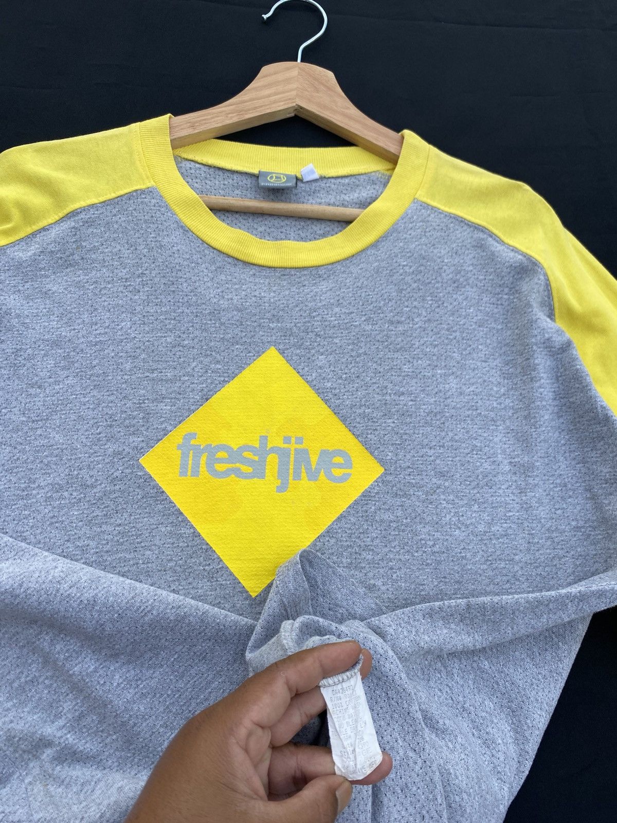 Freshjive Rare Vintage 90s Freshjive Centre Logo Tshirt Size US L / EU 52-54 / 3 - 10 Thumbnail