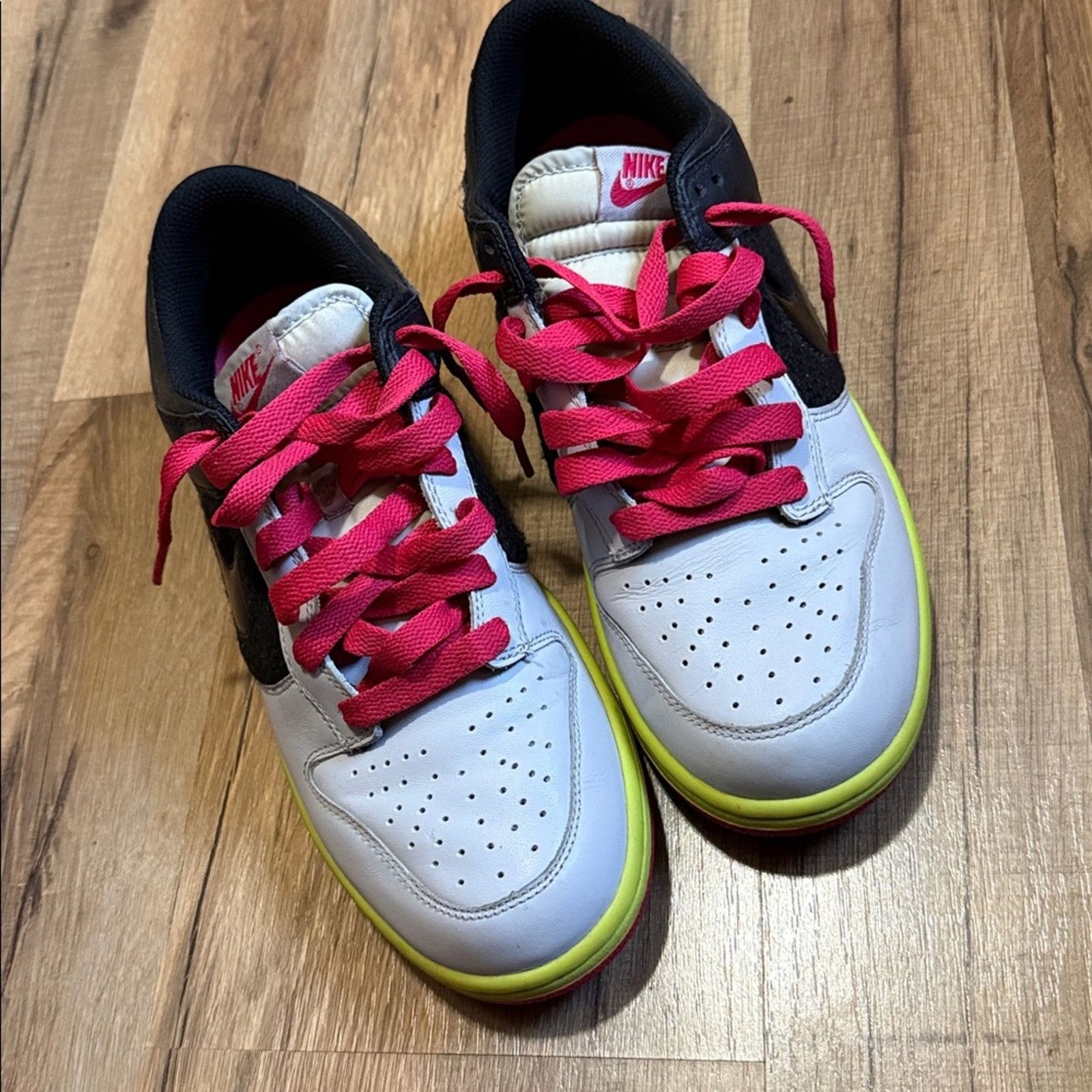 Nike 2008 Nike Dunk Low Neutral Grey Berry Volt Size US 9.5 / EU 42-43 - 7 Thumbnail