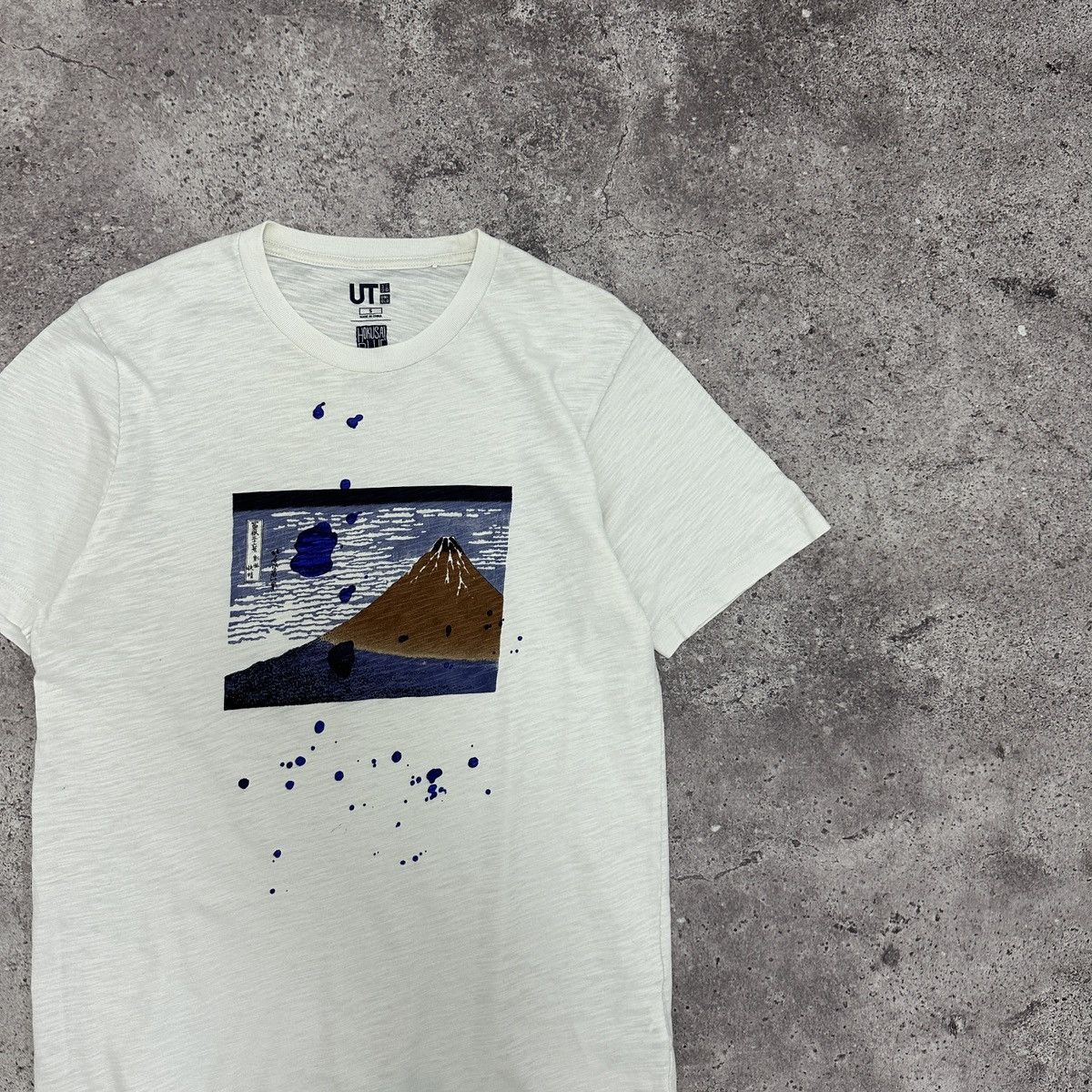 Uniqlo Y2K Uniqlo x Hokusai blue Storm Below Mount Fuji Japan tee Size US S / EU 44-46 / 1 - 2 Thumbnail