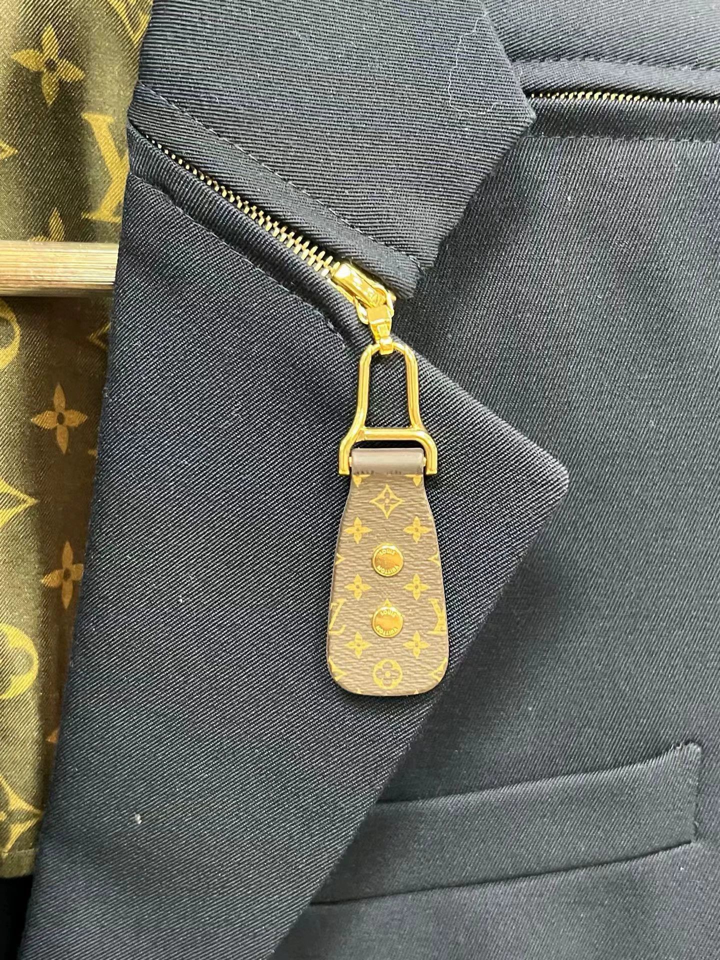 Louis Vuitton LV monogram leather-buttoned sleeveless suit, Size S / US 4 / IT 40 - 4 Thumbnail