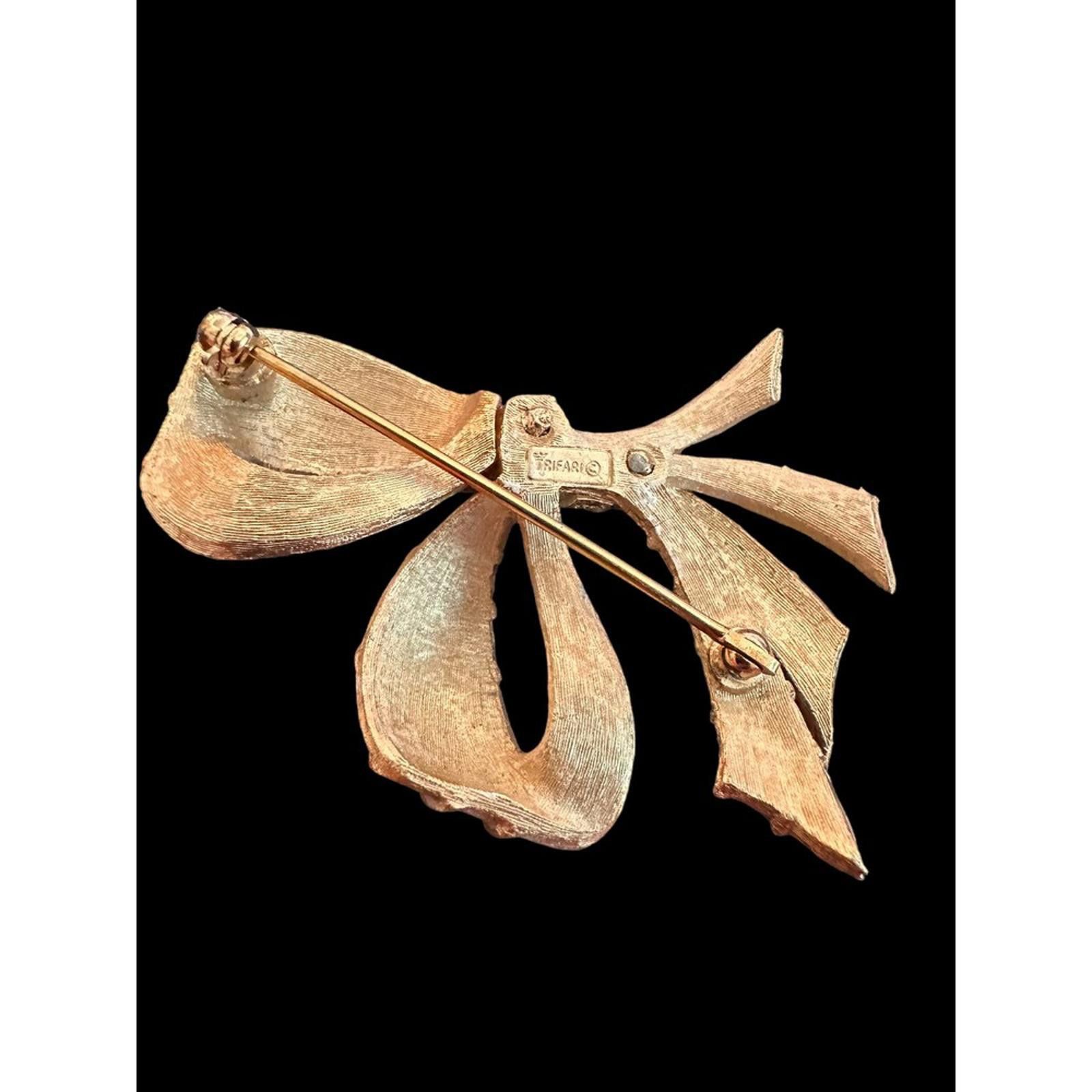 Designer Vintage Trifari White & Gold Tone Striped Bow Brooch Size ONE SIZE - 2 Thumbnail