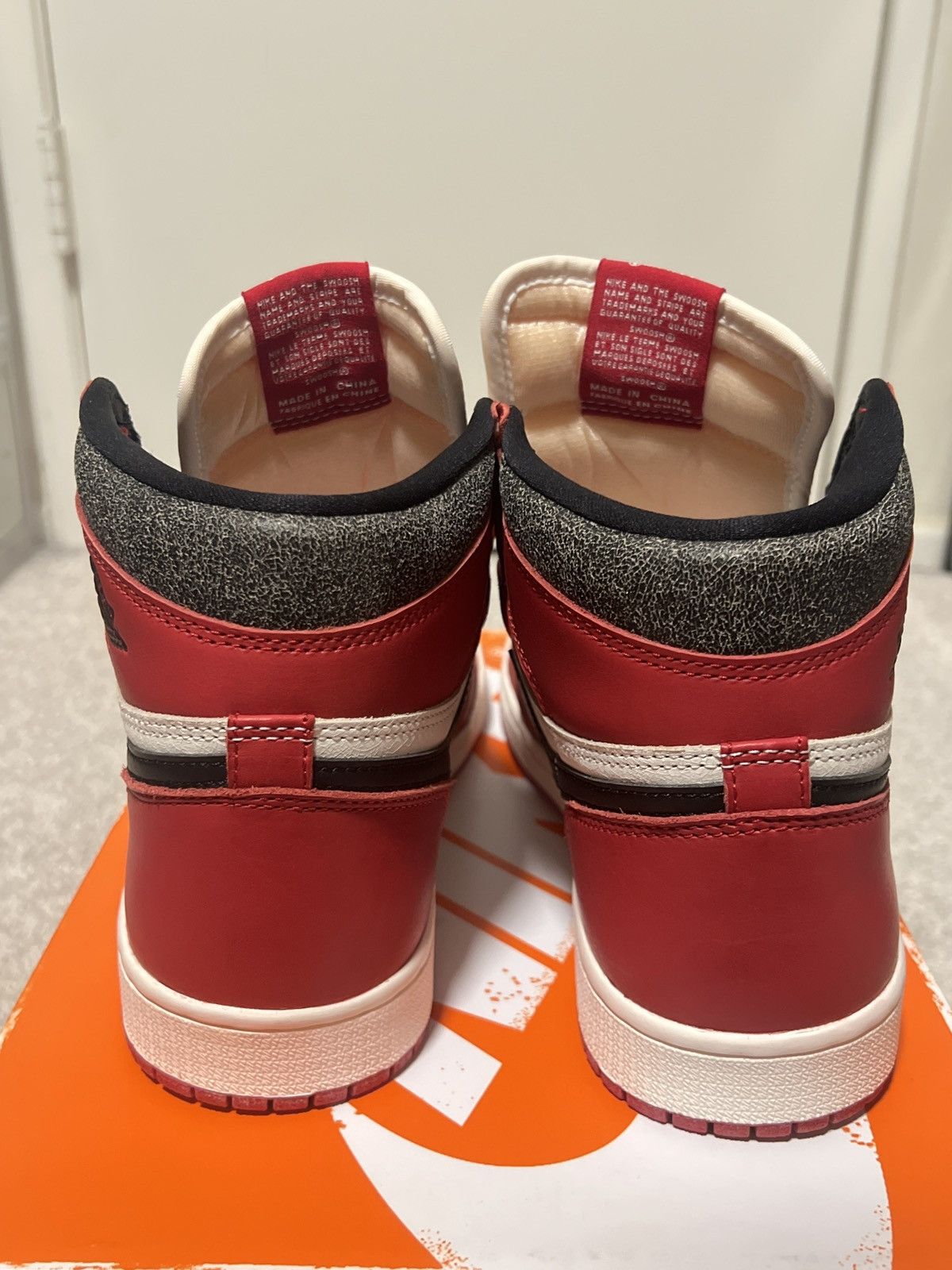 Jordan Brand × Nike Jordan 1 Retro High Chicago Lost and Found Size US 8.5 / EU 41-42 - 2 Thumbnail