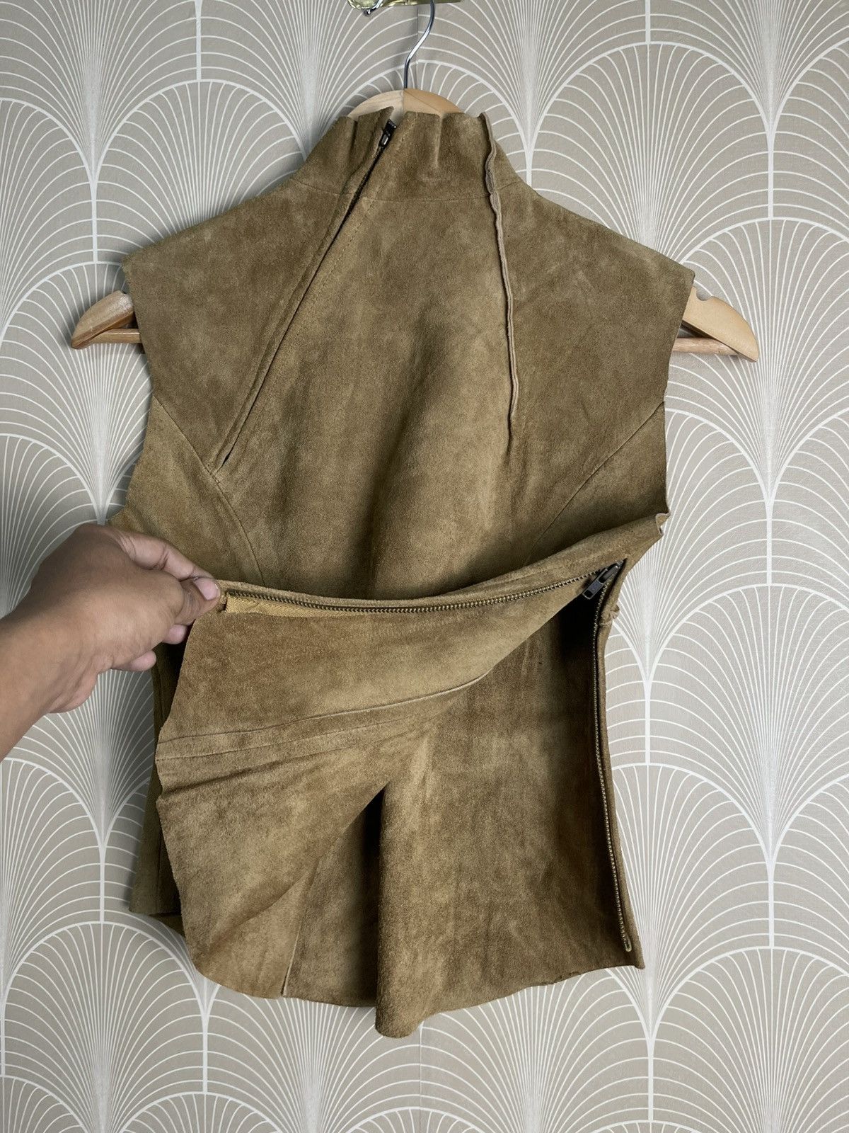 Japanese Brand × Vintage VINTAGE HOLONIC COWHIDE SUEDE LEATHER SLEEVELESS JACKET Size S / US 4 / IT 40 - 7 Thumbnail