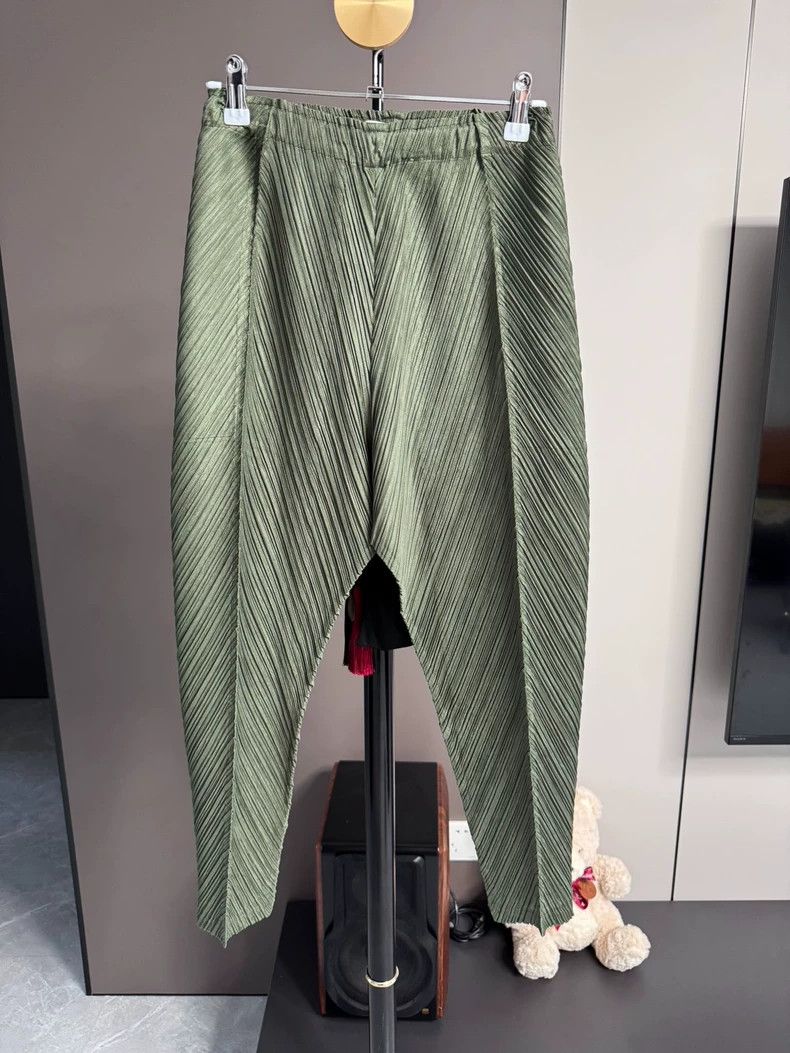 Issey Miyake Issey Miyake size:2 Light green pleated and irregular-shap Size 22" - 1 Thumbnail