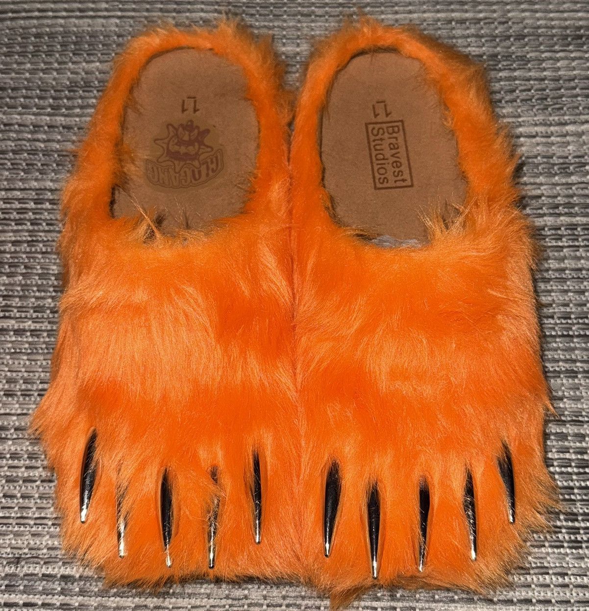 注目コラボ【GLOGANG X Bravest】 Glorange Bear Claw ミュール Bravest x Glogang Studios Bear Claw Mule Orange – Restock AR